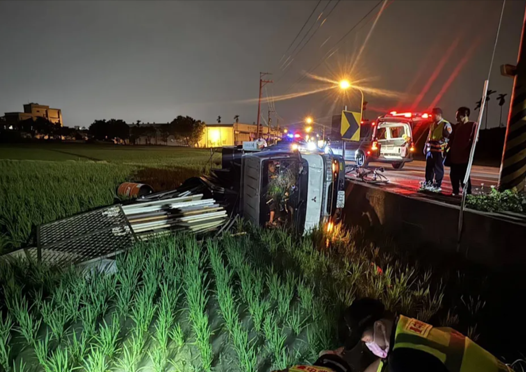 吳男駕駛小貨車未注意車前狀況，行經彎道翻落路旁農田。（翻攝畫面）