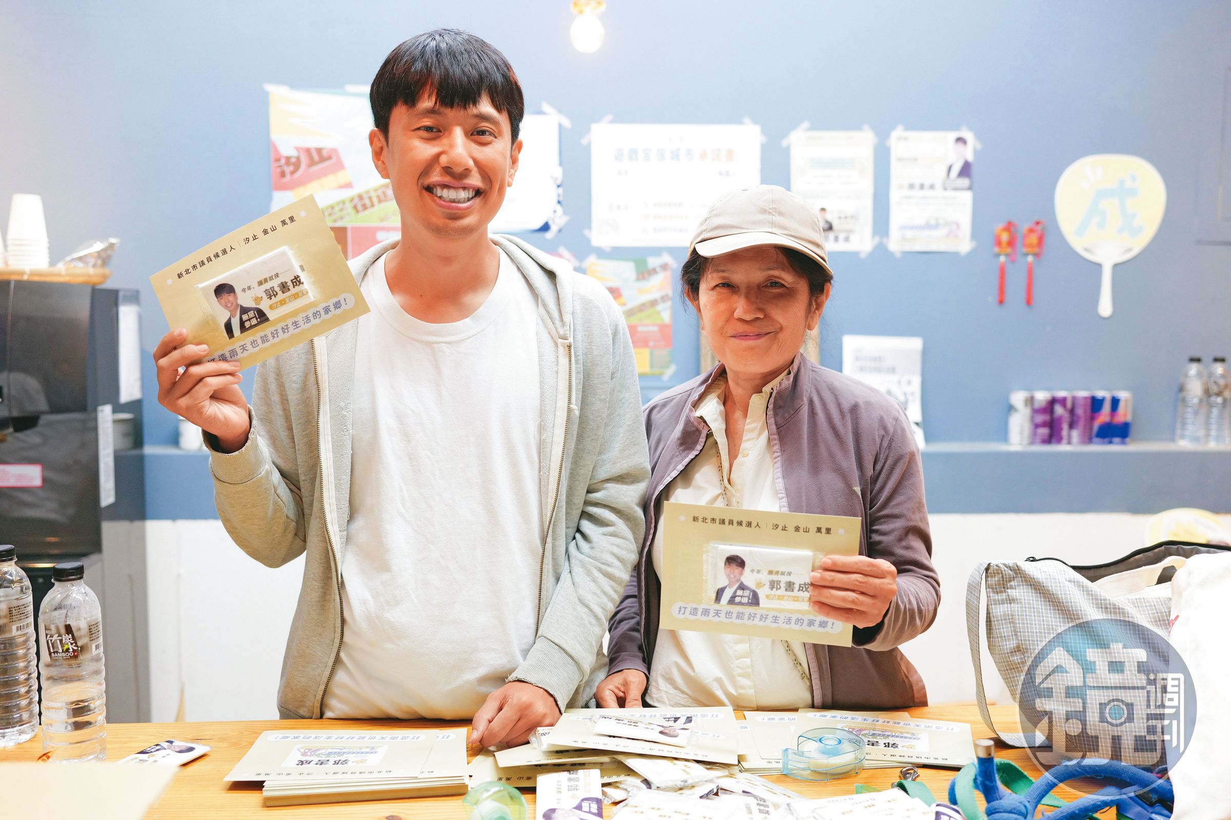 採訪這天,郭書成的母親吳女士(右)也到場,正一起手作文宣品。