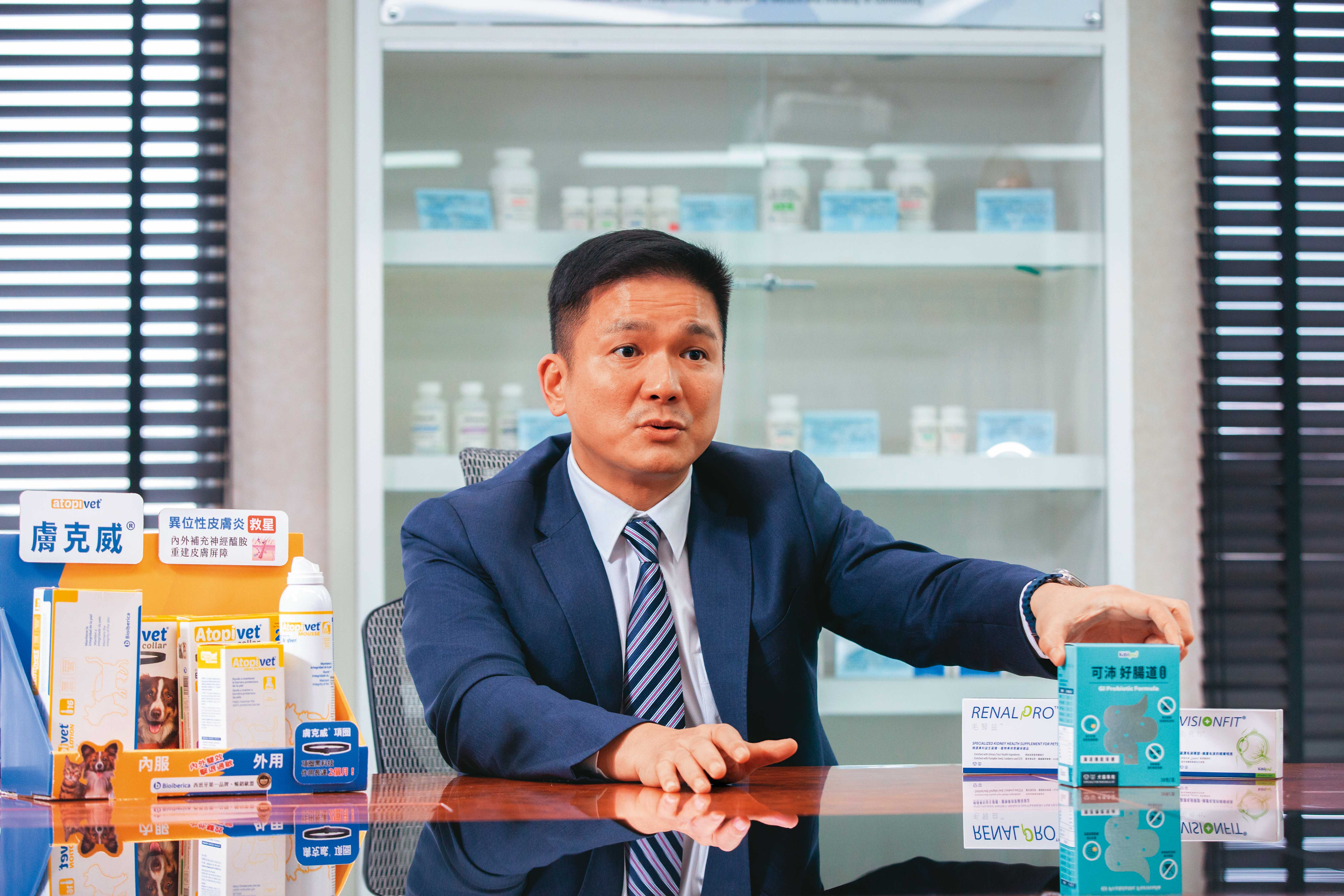 永鴻生技憑藉著永信集團資源，在國內動物用藥市場打下紮實的營運基礎，並將營運觸角延伸到海外。圖為永鴻生技總經理鍾威凱。