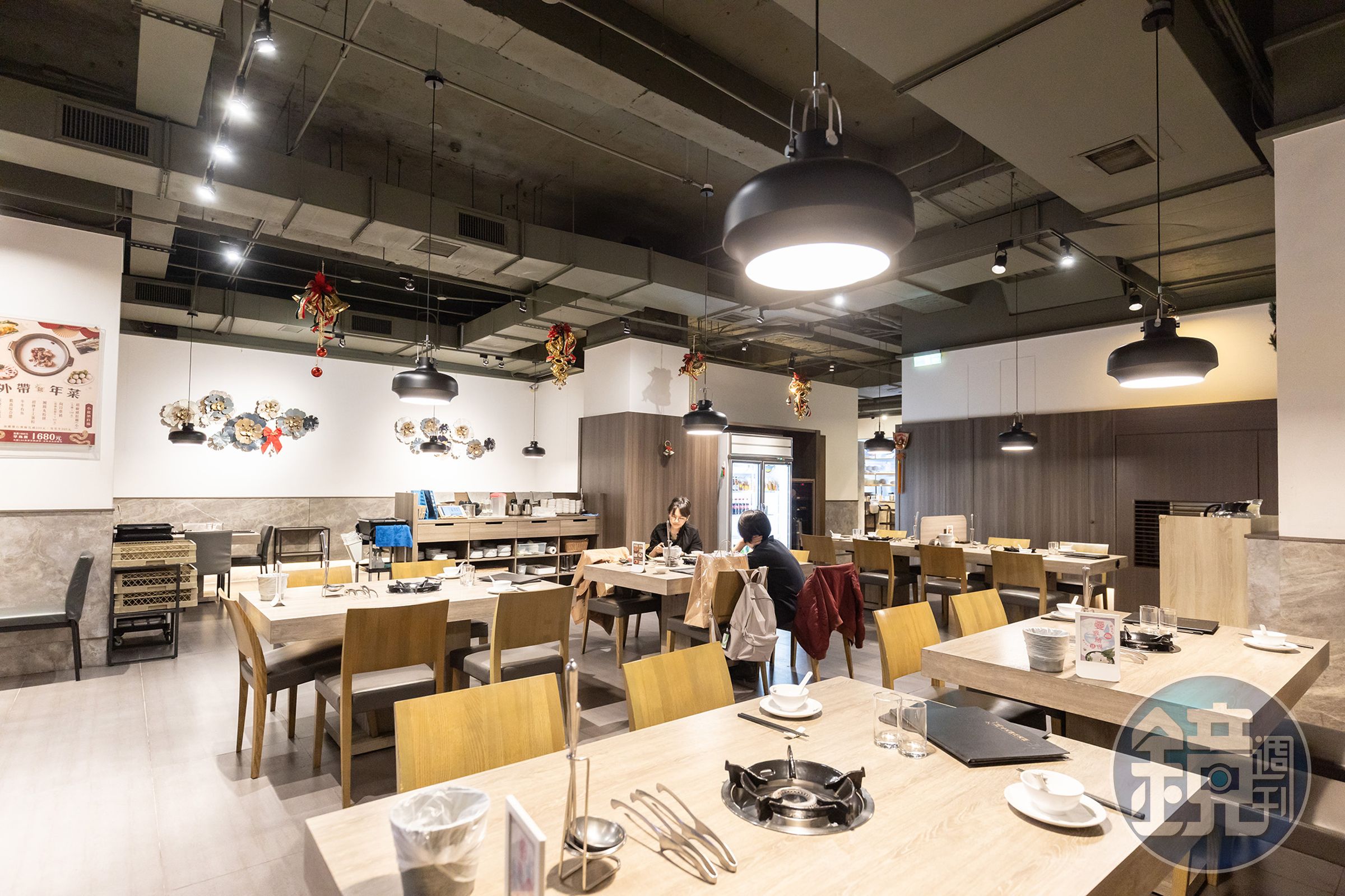 火鍋106粵式豬肚煲鍋的用餐空間寬敞舒適,店內也設有包廂空間。