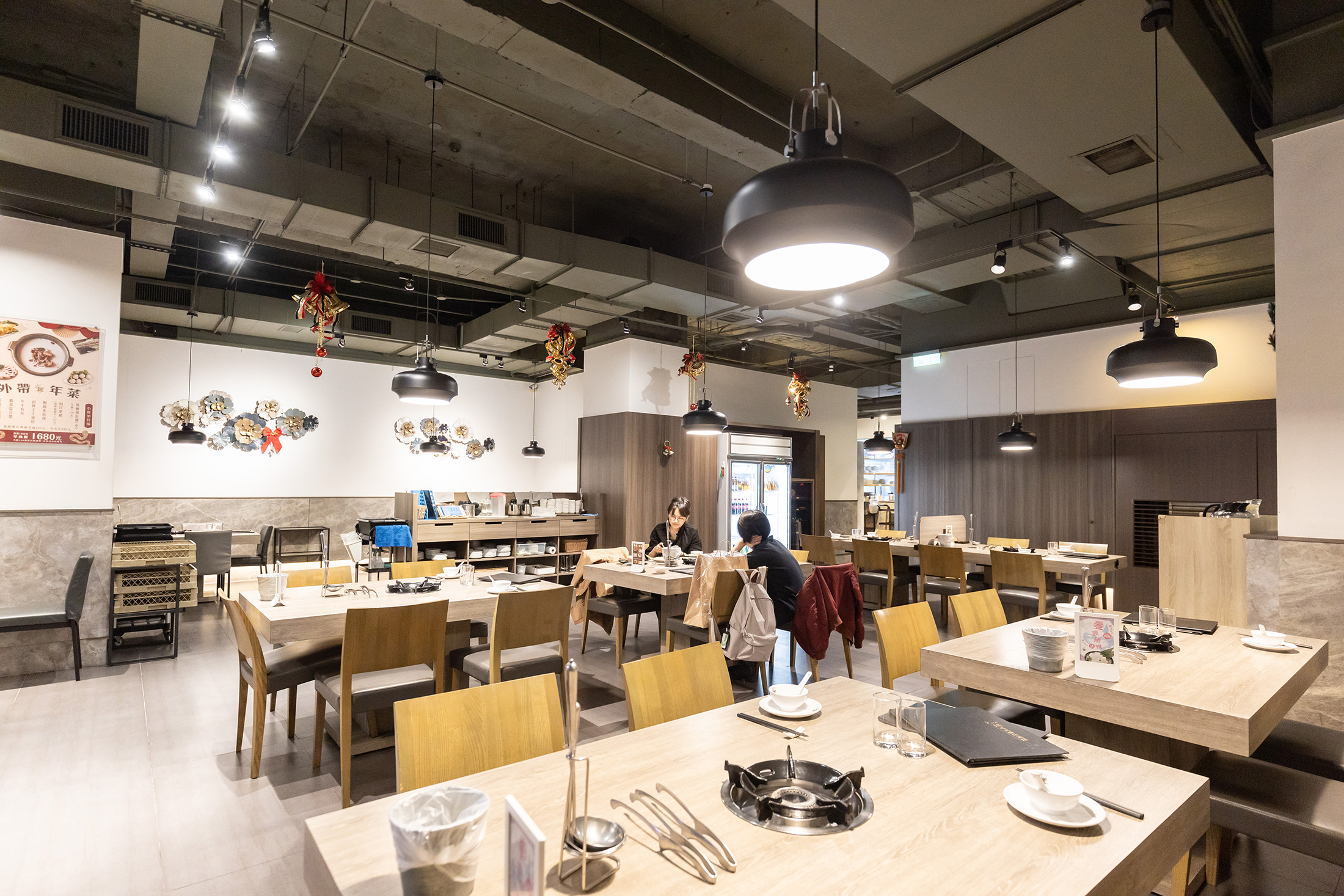 火鍋106粵式豬肚煲鍋的用餐空間寬敞舒適,店內也設有包廂空間。