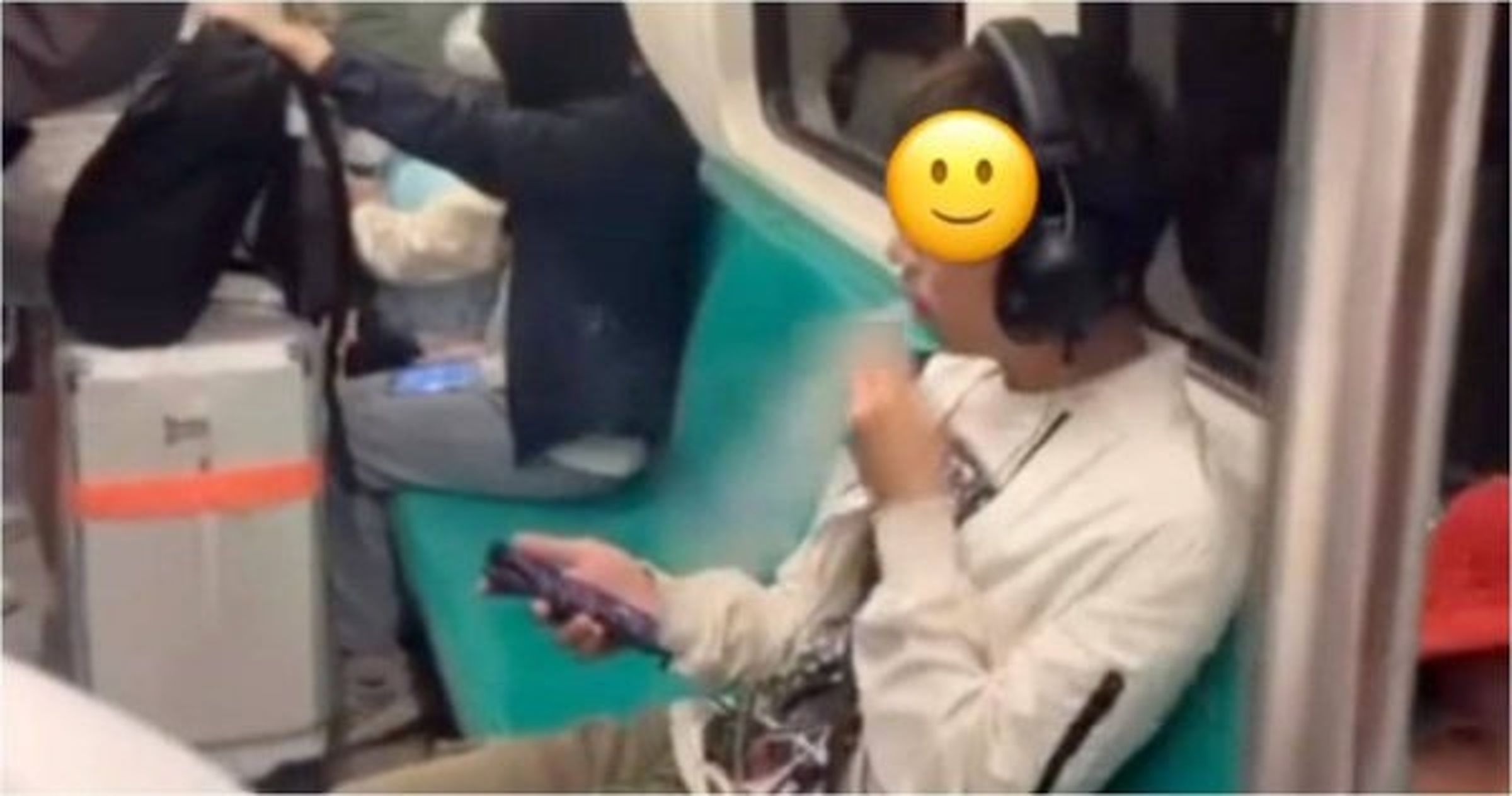 高雄捷運一名戴耳機男子,昨(11月30日)搭乘捷運時,竟當場於車廂內抽菸。(Threads@fen.2_6)