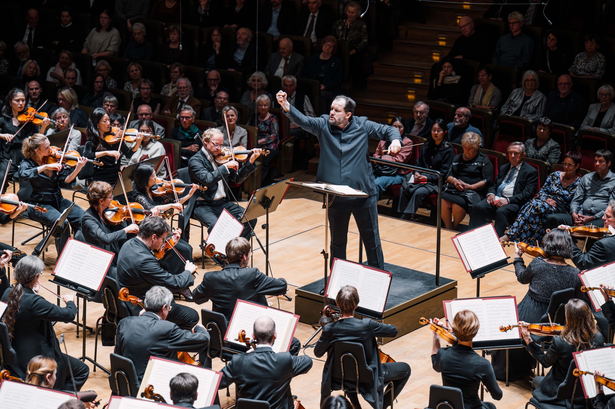 指揮大師尼爾森斯與萊比錫布商大廈管弦樂團即將來台，出華格納和布魯克納的經典曲目。 （牛耳藝術提供）