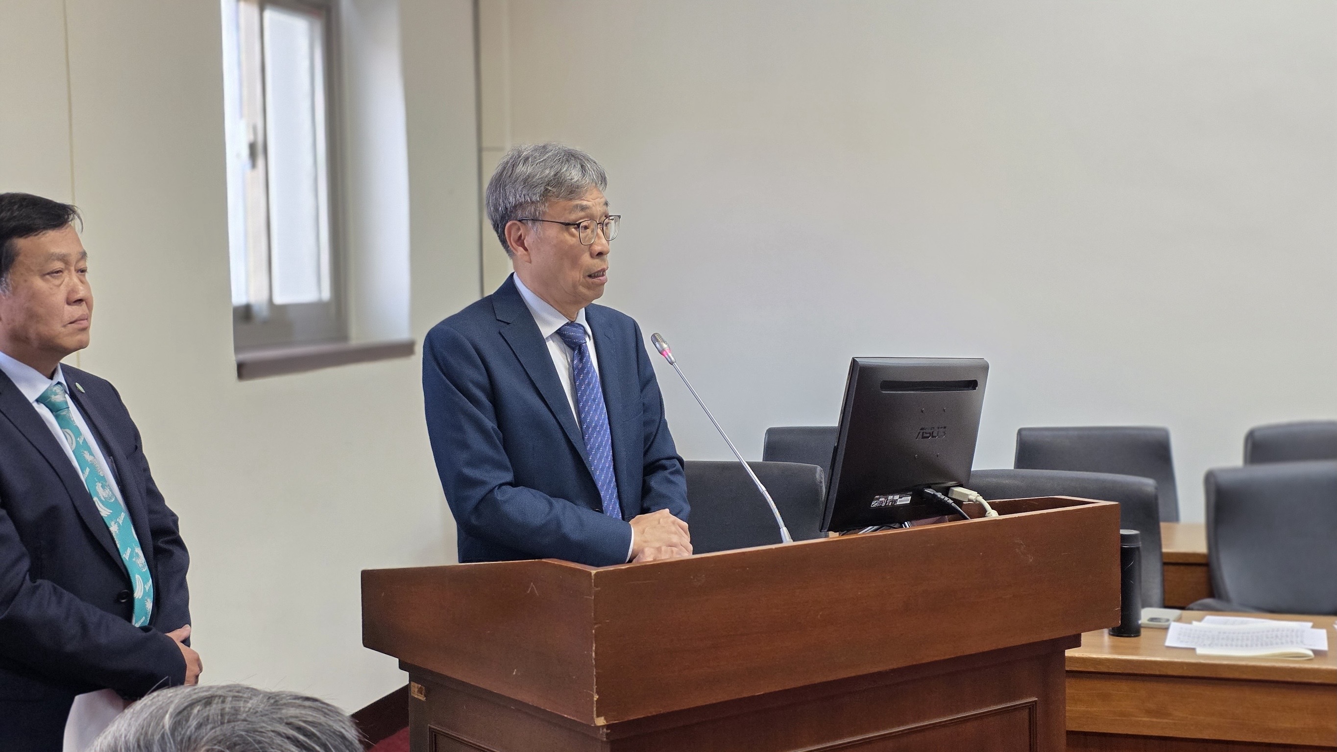 農業部長陳駿季指出，檢疫中心計畫已送交國家發展委員會審議，預計今年6月前完成核定。（劉建國辦公室提供）