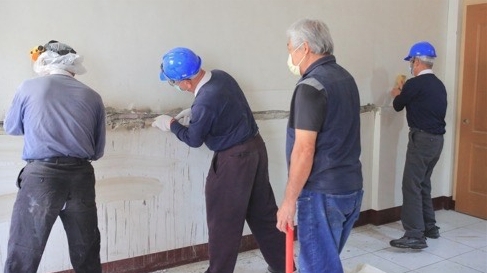 慈濟志工協助在震災中屋損的住戶修繕房屋。（慈濟基金會提供）