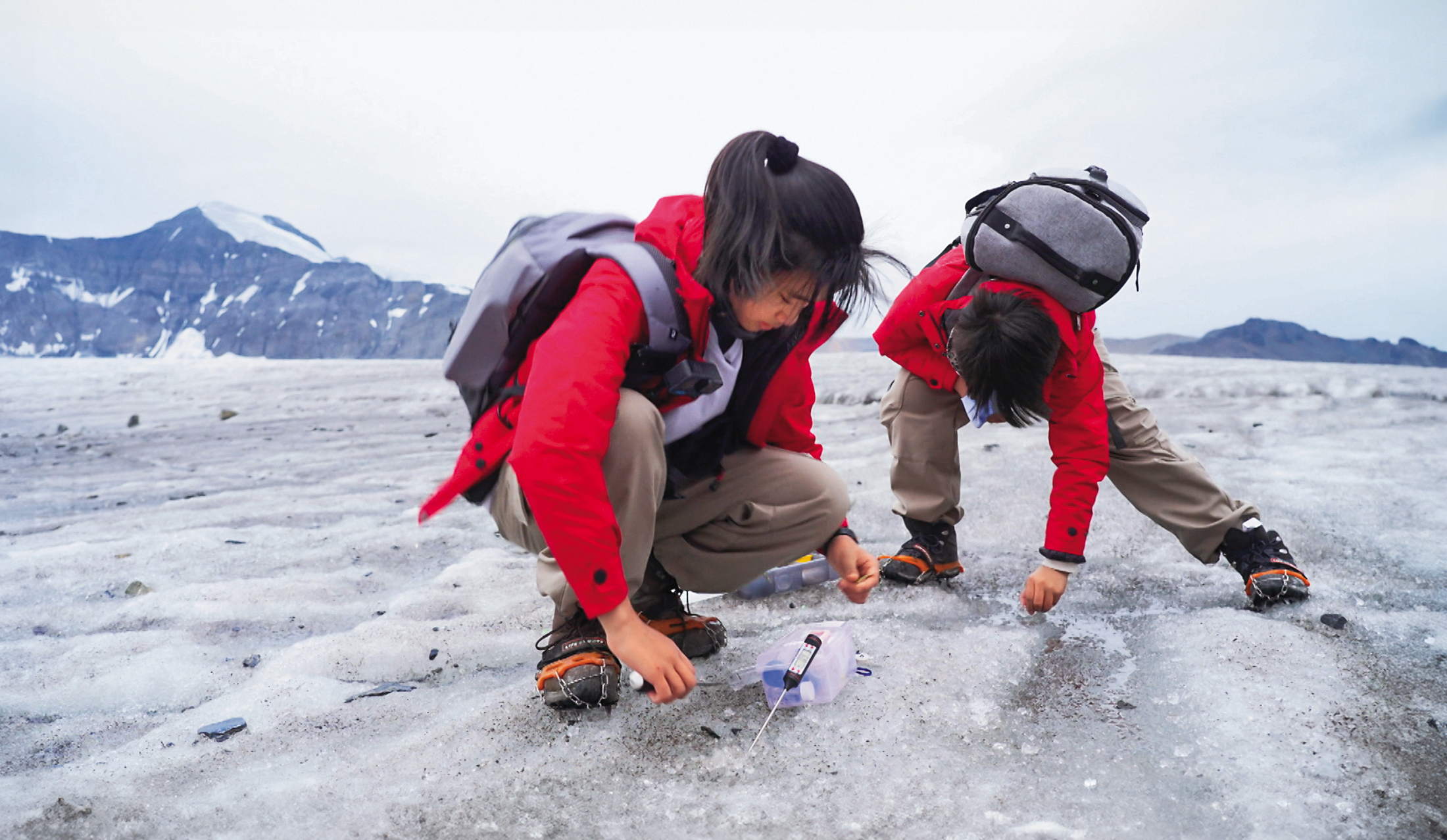 公視自製兒童實境節目《下課花路米：全球暖化系列》帶領小朋友赴北極前往冰川採樣。（公視提供）