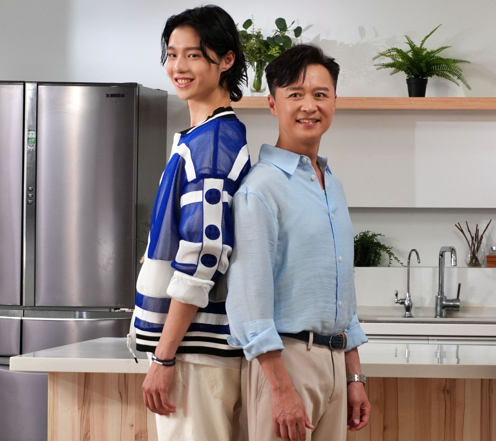 何豪傑因和兒子身形懸殊，自己頗為得意。（震達等大人提供）