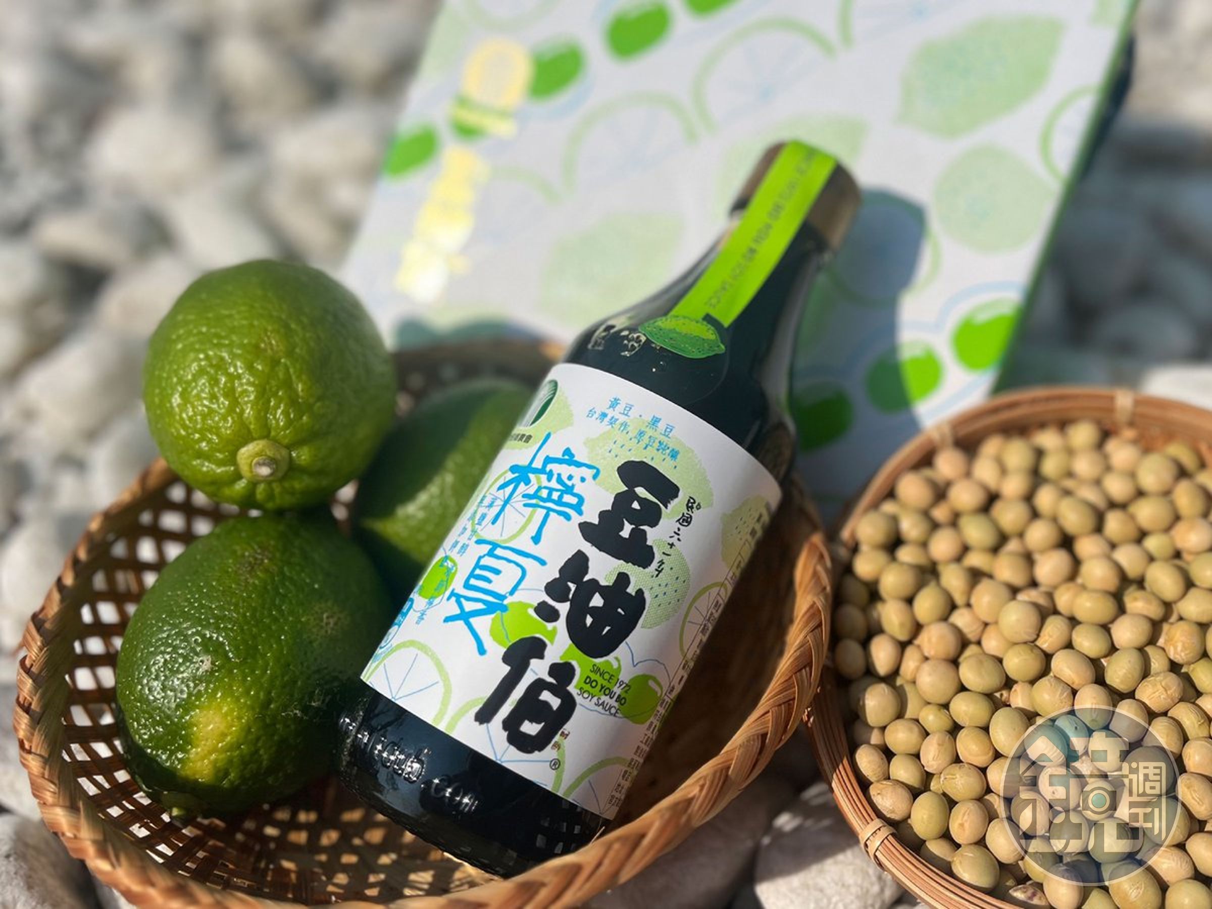 與屏東竹田農會聯名推出的「豆油伯檸夏釀造醬油(檸檬風味)」,加入檸檬原汁製作,含有少許果肉,使用時要先搖勻。(350元/瓶、350ml)