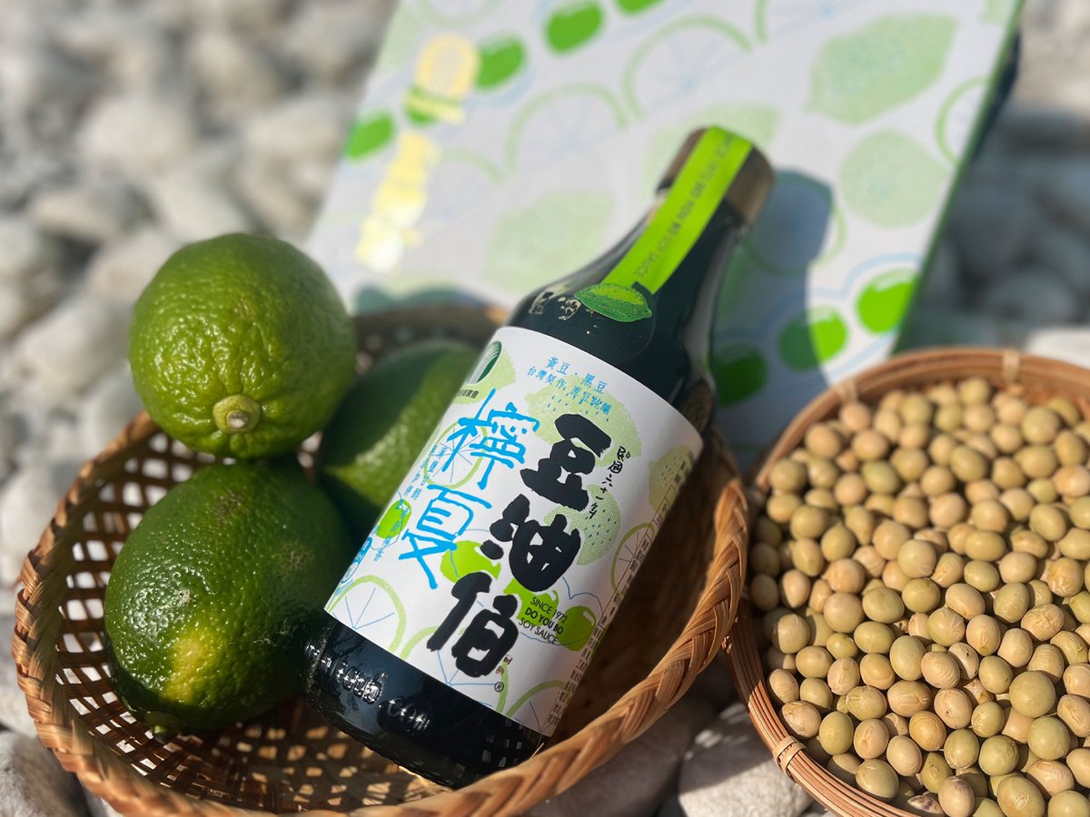與屏東竹田農會聯名推出的「豆油伯檸夏釀造醬油（檸檬風味）」，加入檸檬原汁製作，含有少許果肉，使用時要先搖勻。（350元／瓶、350ml）