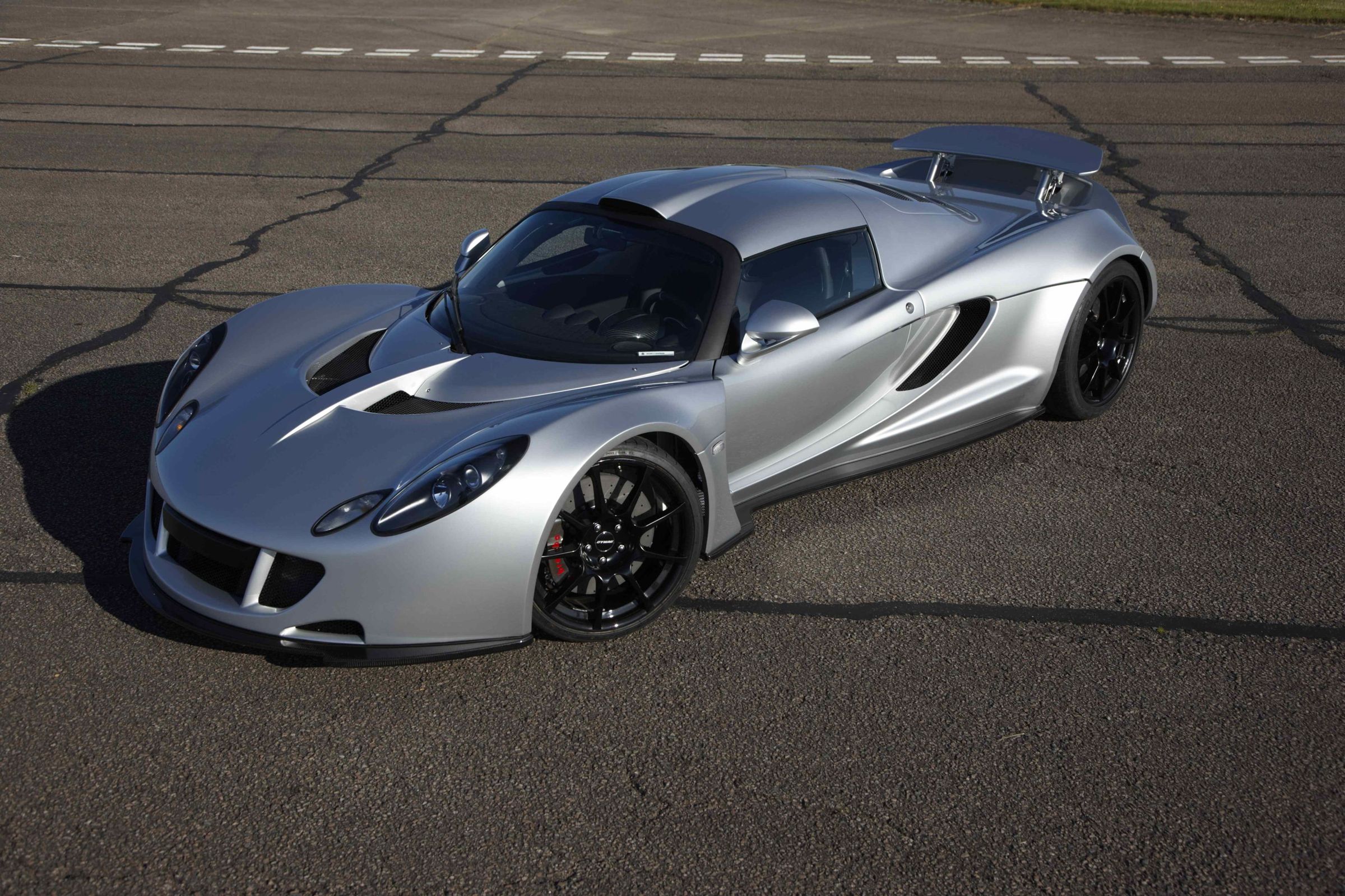 Hennessey Venom GT採用碳纖維與鋁合金結構，並對Lotus Exige原有底盤進行加長、加強，以支撐高達 1,244 馬力的 V8 雙渦輪增壓引擎。