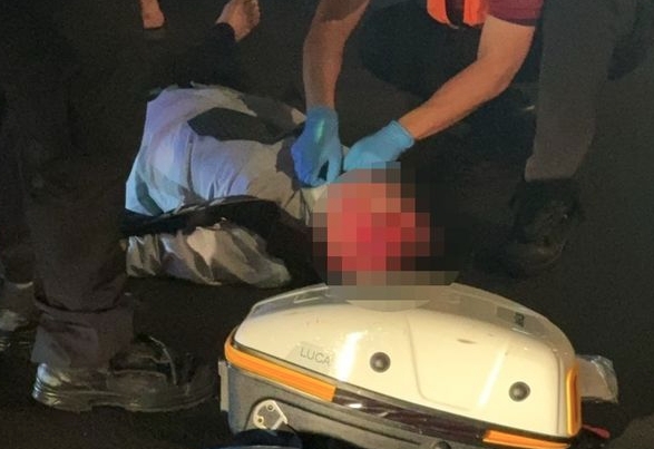 一名59歲的方姓男子屢次冒充政府官員狐假虎威，如今因酒後意識不清，未依規定徒步穿越馬路遭撞飛。（翻攝畫面）