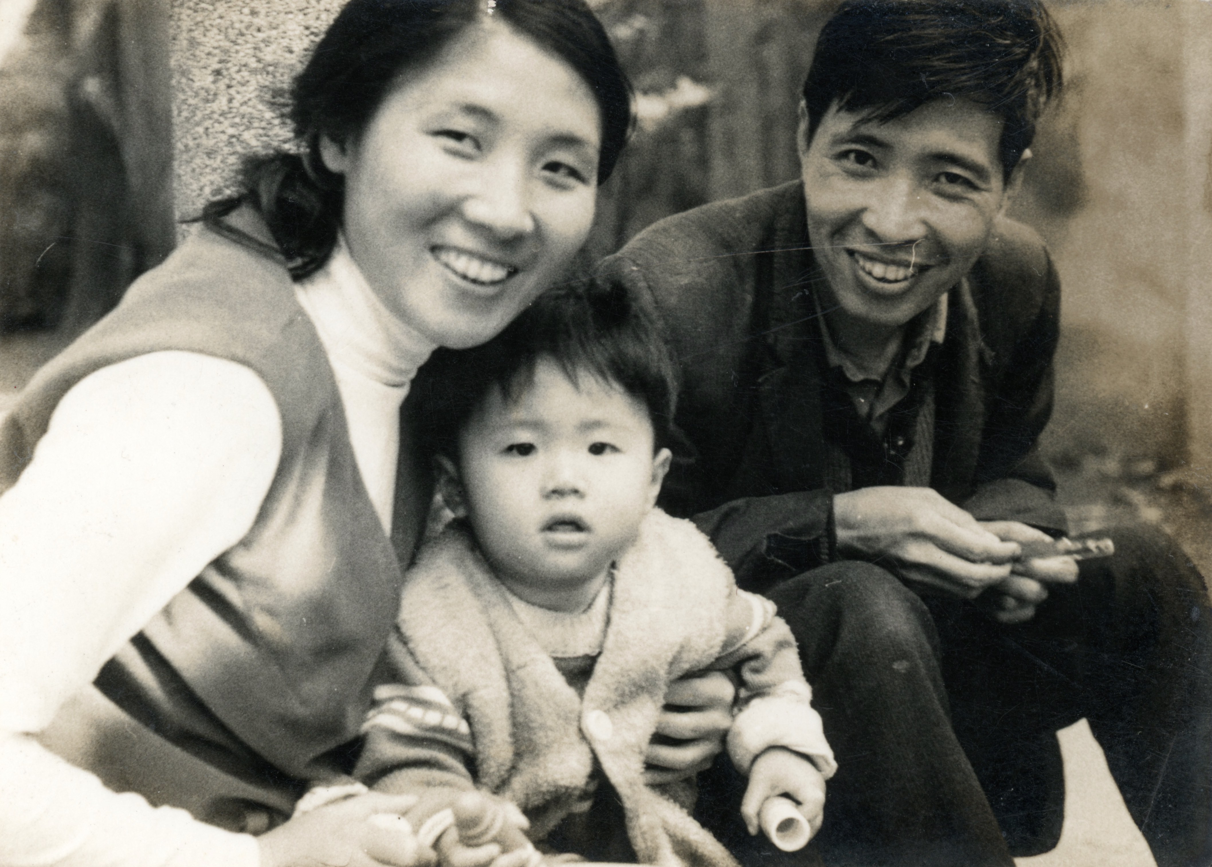 兒時的李立劭(中)與父親李哲洋(右)、母親林絲緞(左)合影。(公視紀錄觀點《獨奏者之舞》提供)