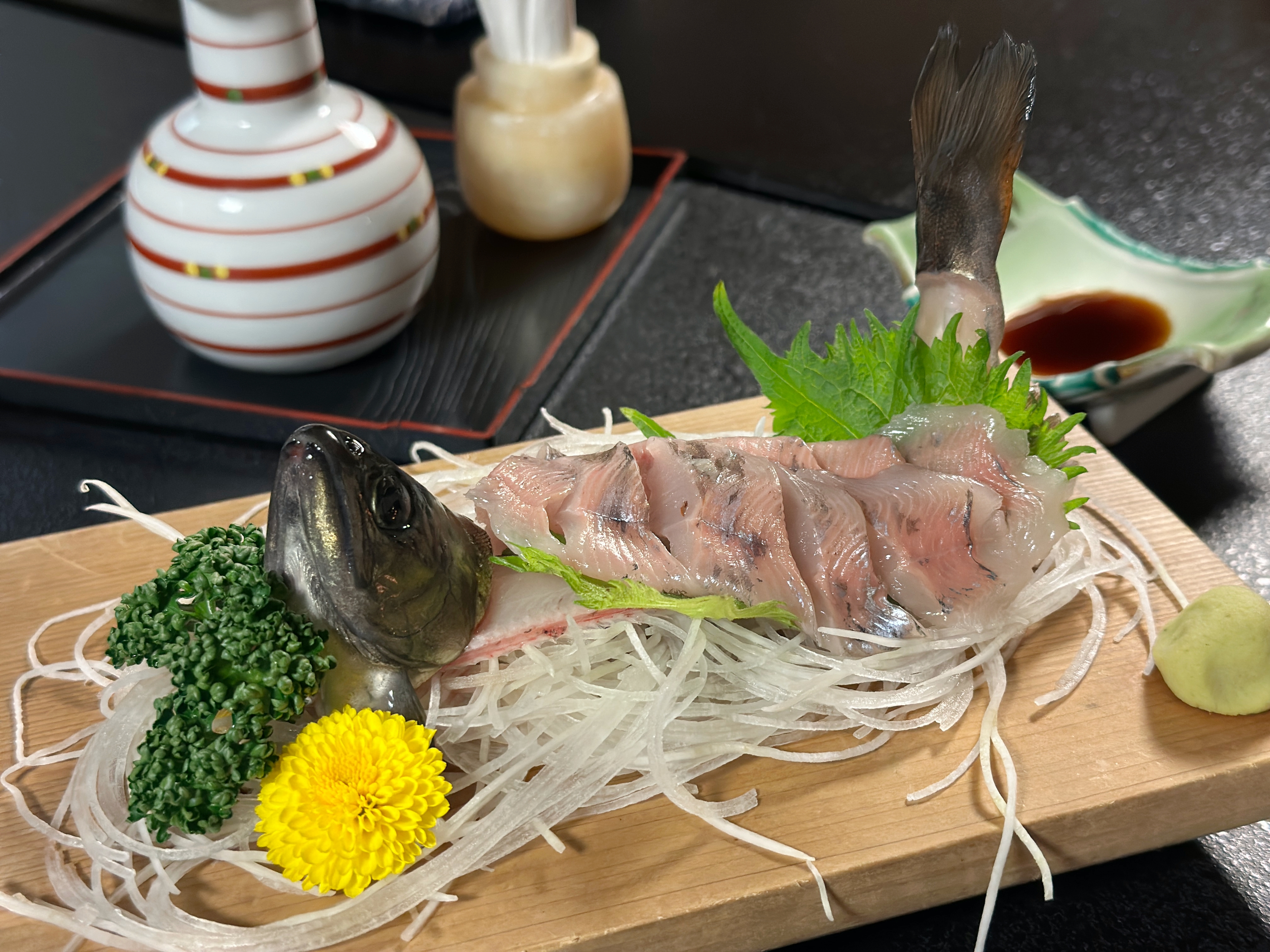 房價包含一泊二食，晚餐從產地直送餐桌，名水豆腐、岩魚生魚片、野豬肉味增湯等能品嘗最道地的山珍。