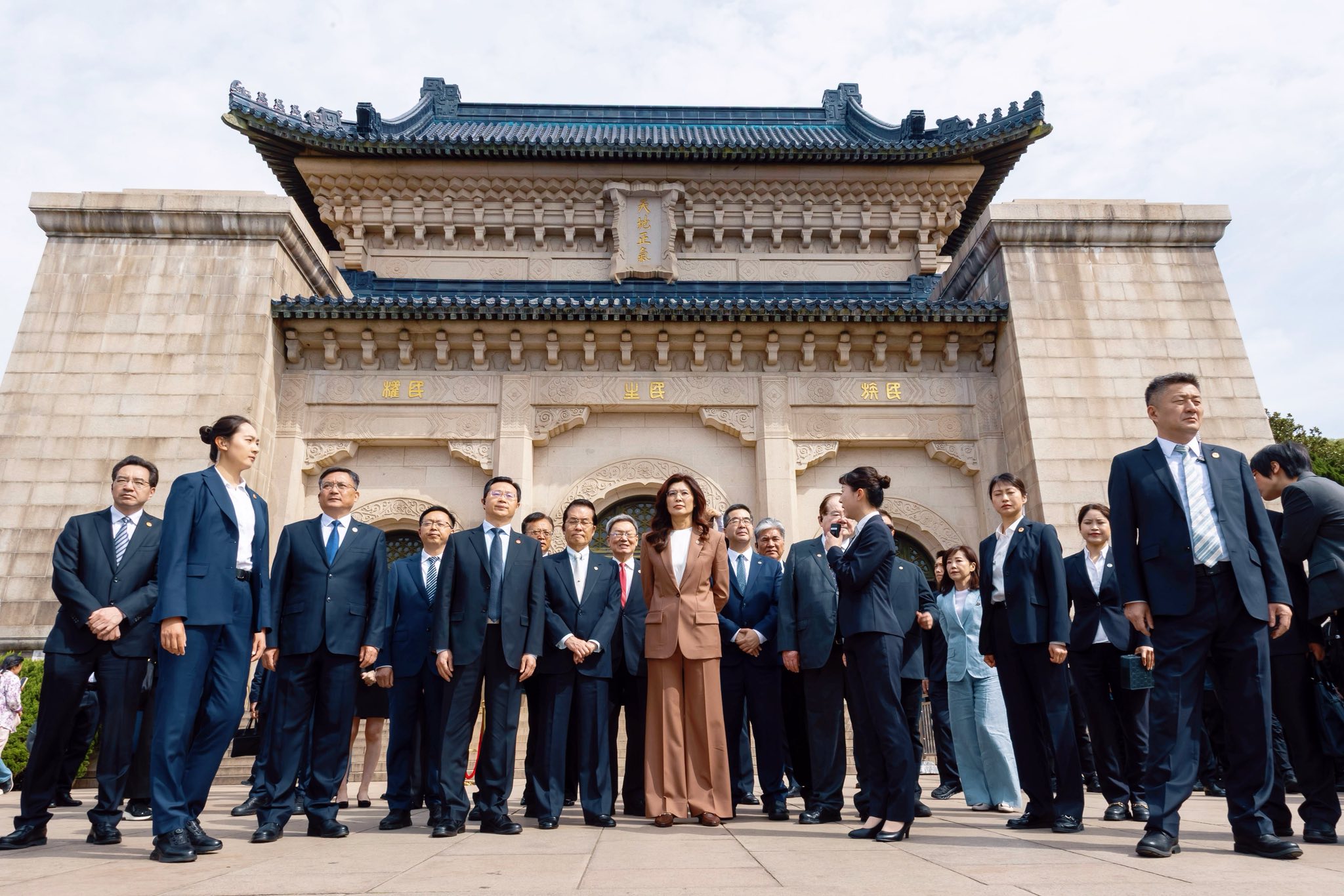 鄭麗文昨前往南京中山陵謁陵，她在博愛廣場對外發表相關談話時數度哽咽。（翻攝自鄭麗文臉書）