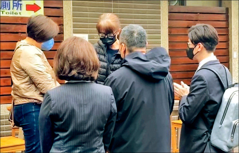 新光三越台中中港店店長（前排中），向死者家屬鞠躬道歉。（讀者提供）