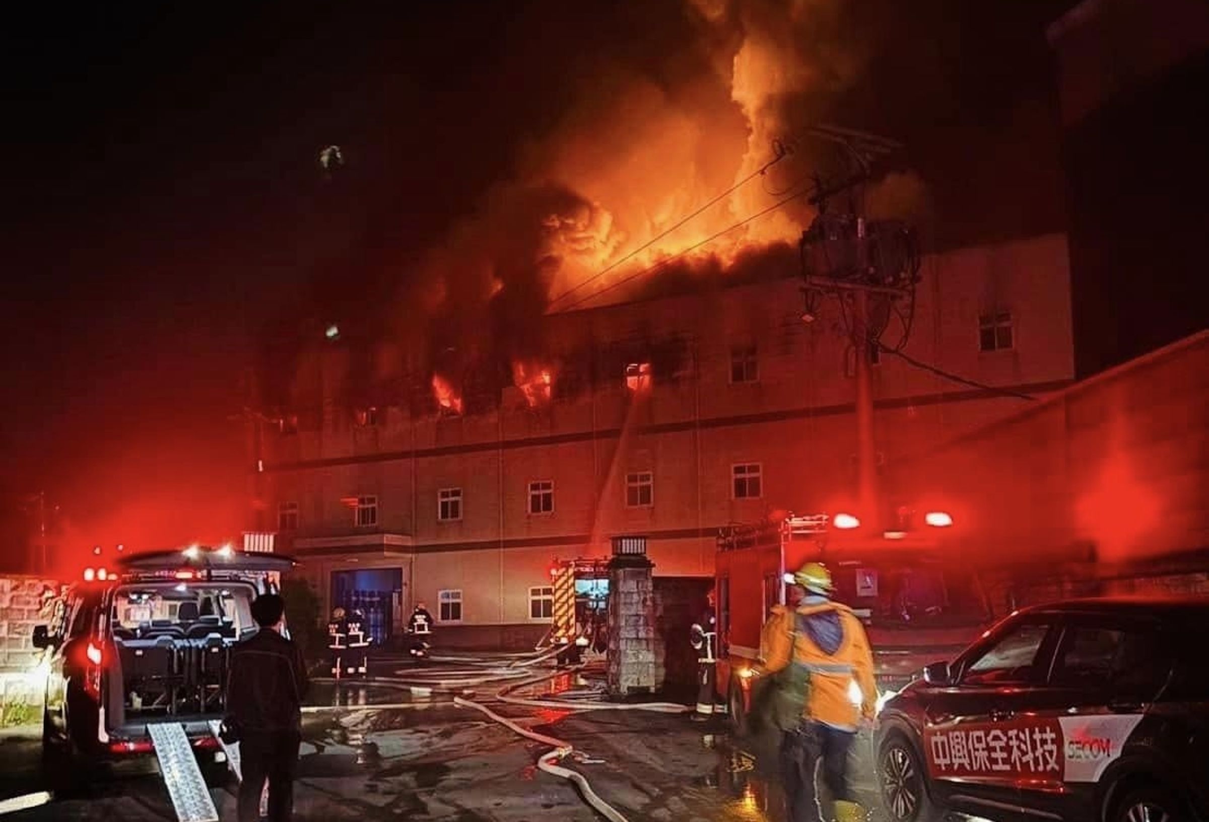新北市淡水區小中寮地區一棟3層樓泡棉工廠起火,火勢一發不可收拾。(翻攝自洪孟楷臉書)