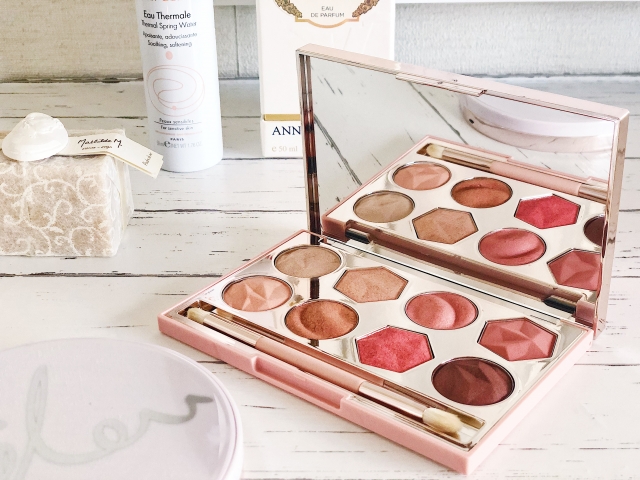 一名美妝店員在網路上發文表示，遇到一名素顏客人進店後，迅速的在15分鐘內完成妝髮。示意圖。（翻攝自photoAC）