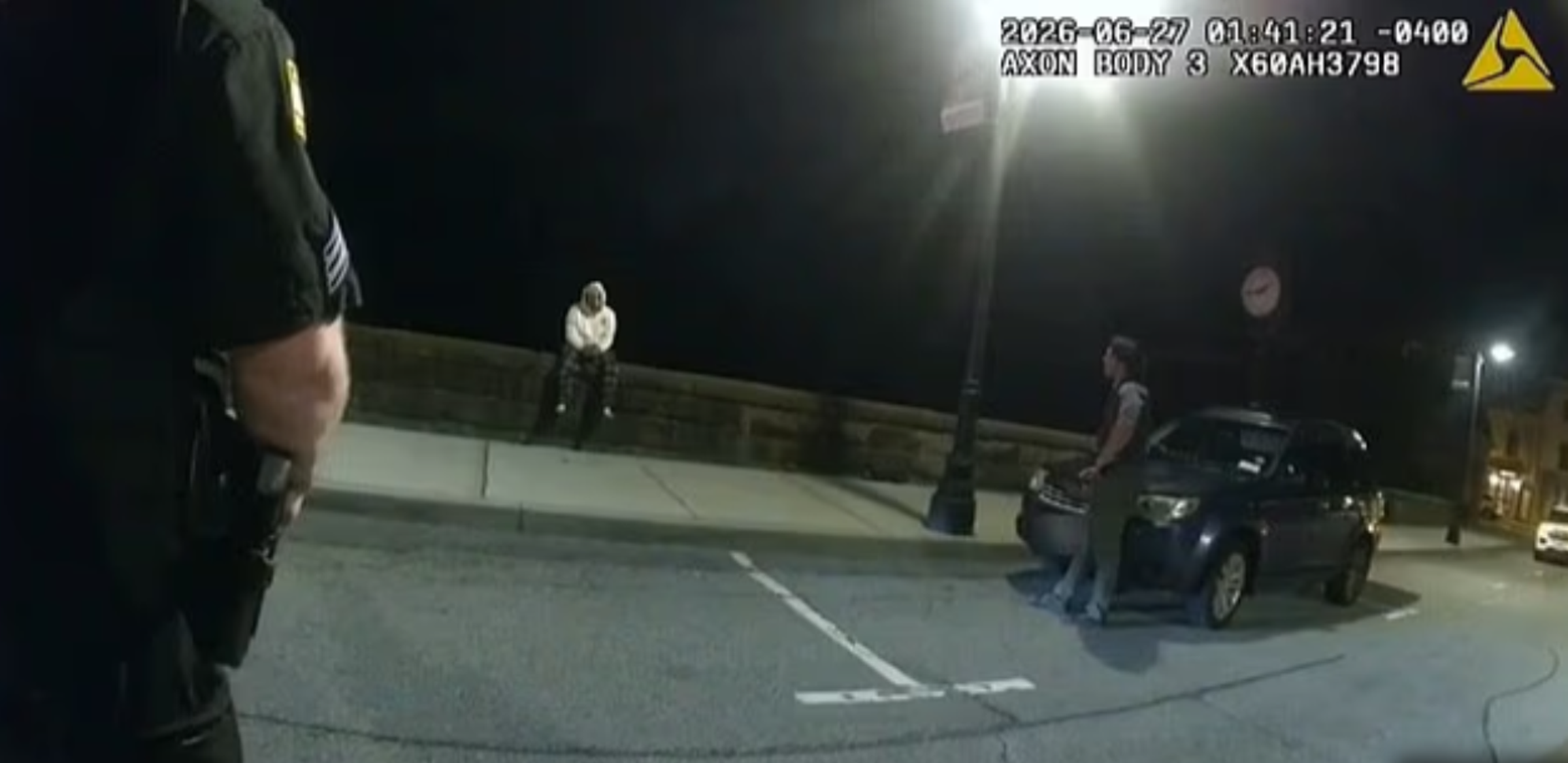 17歲少年奧斯卡(中)當時坐在高架橋護欄邊,與員警進行了長達50分鐘的對話,沒想到在聽從勸說爬下橋後,隨即遭到警方開槍擊斃。(翻攝自Daily Mail)