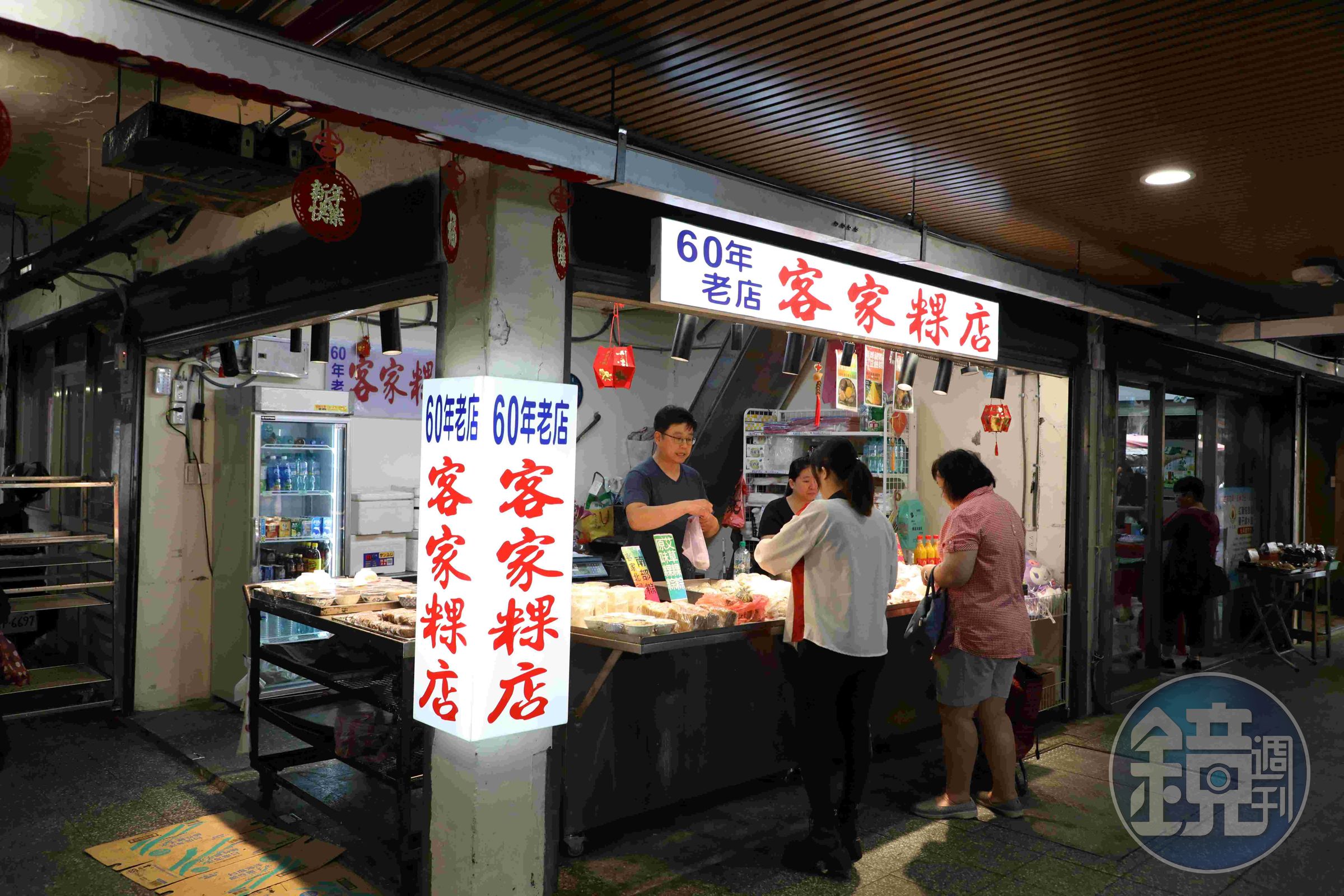 傳承至第三代的「梅蘭阿婆客家粿店」，是桃園南門市場內經營超過60年的老店。