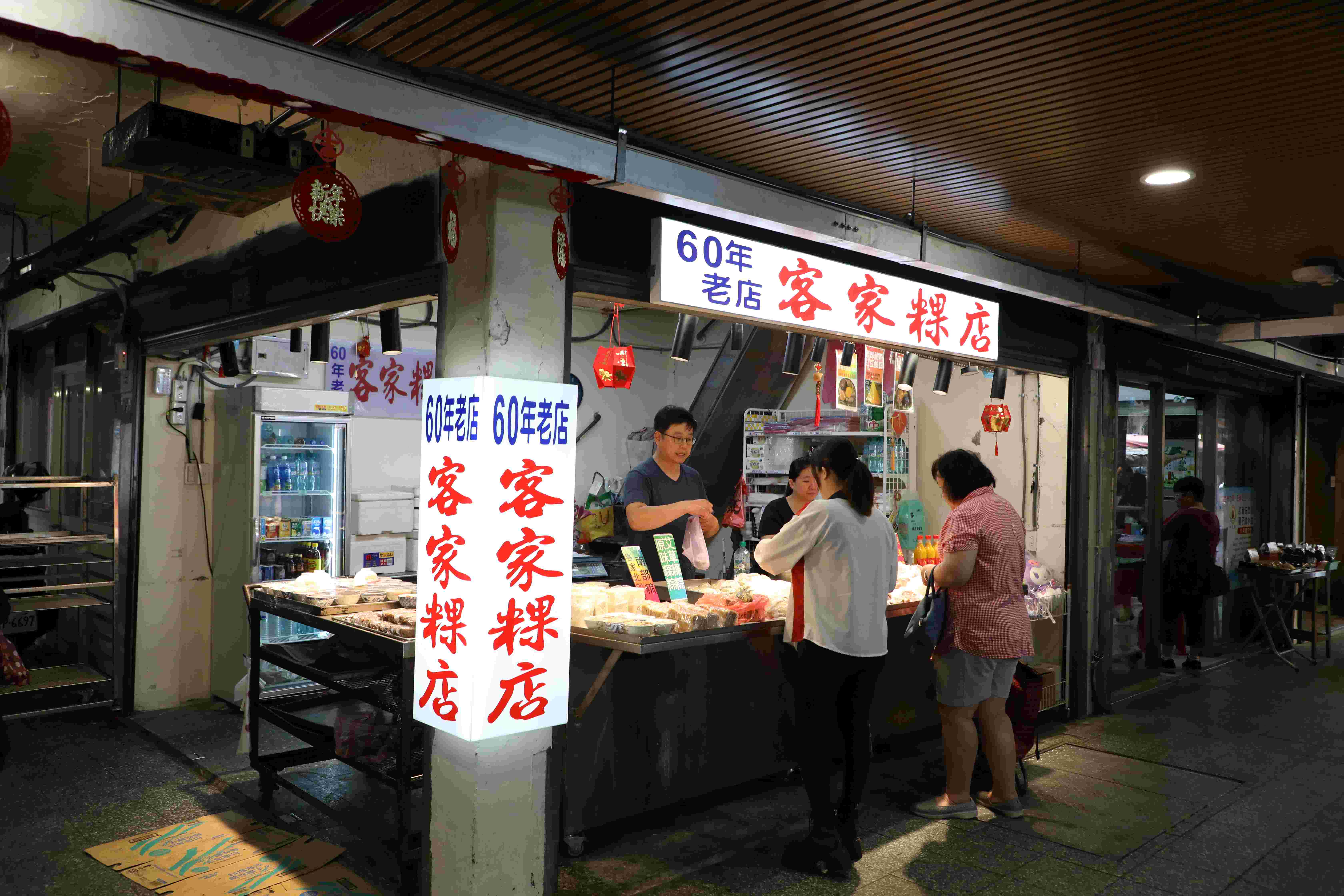 傳承至第三代的「梅蘭阿婆客家粿店」，是桃園南門市場內經營超過60年的老店。