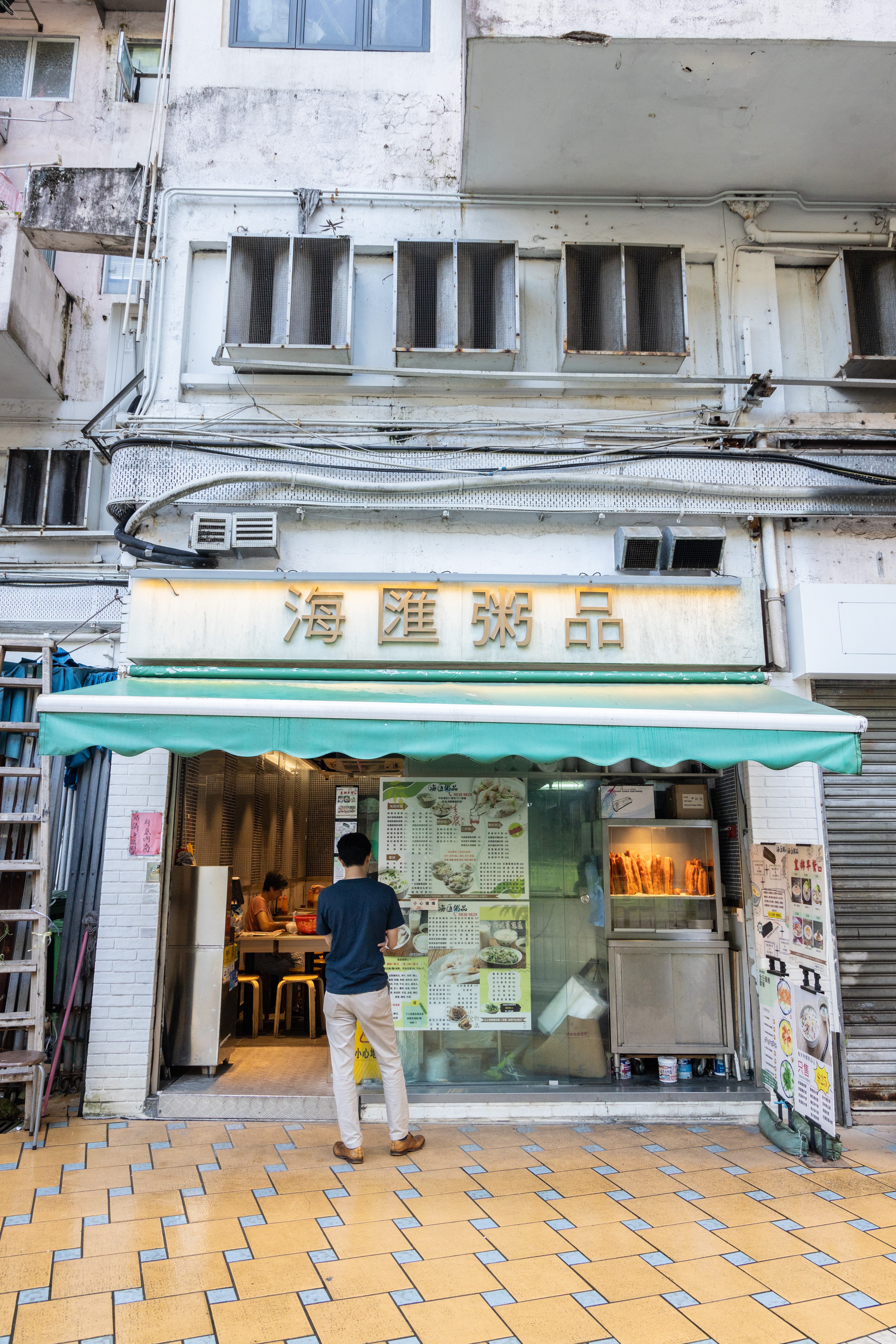「海匯粥品」鄰近知名電影《變形金剛4》取景地「怪獸大廈」。