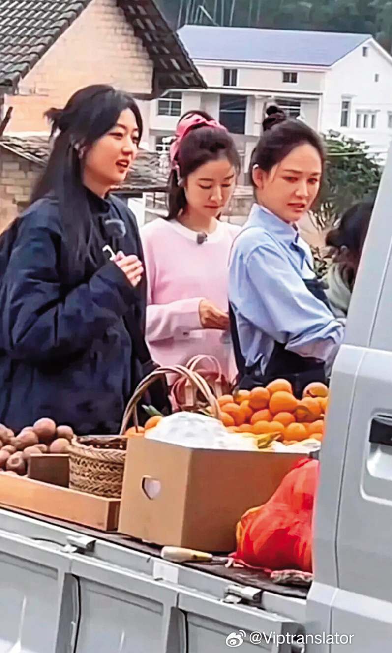 林心如(中)在陸綜不避諱跟霍建華前緋聞女友陳喬恩(右)同框。(翻攝自八倍鏡追劇少女微博)