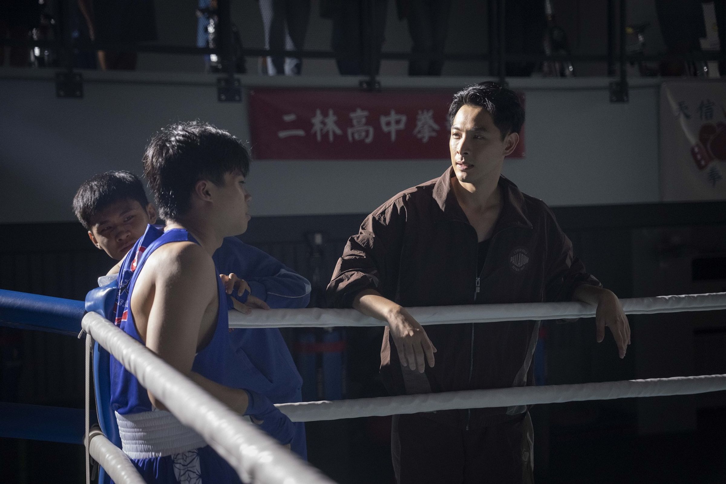 劇組在二林高中拳擊館內取景，右為飾演拳擊教練的連晨翔。（公視台語台、華視提供）