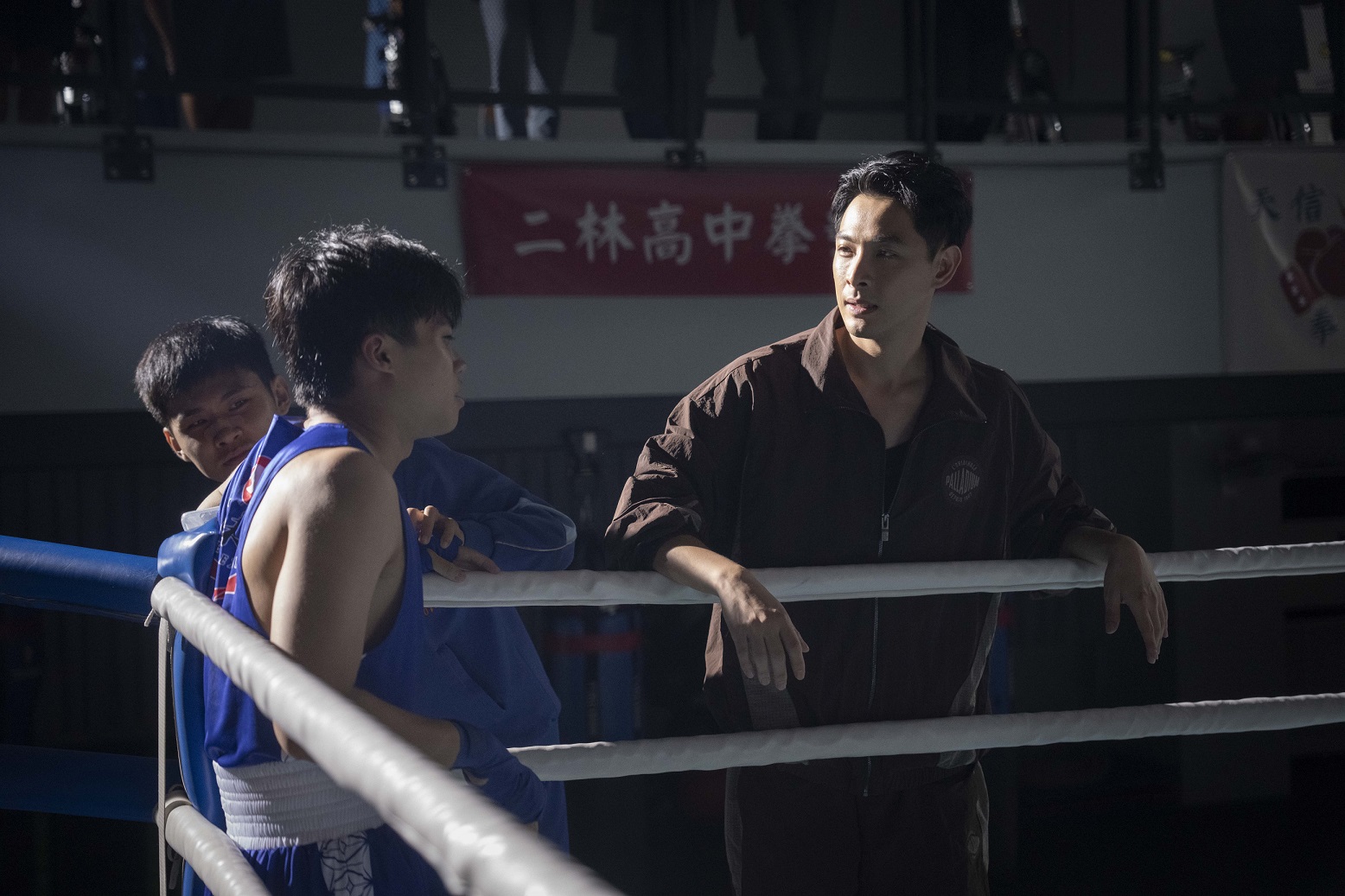 劇組在二林高中拳擊館內取景，右為飾演拳擊教練的連晨翔。（公視台語台、華視提供）