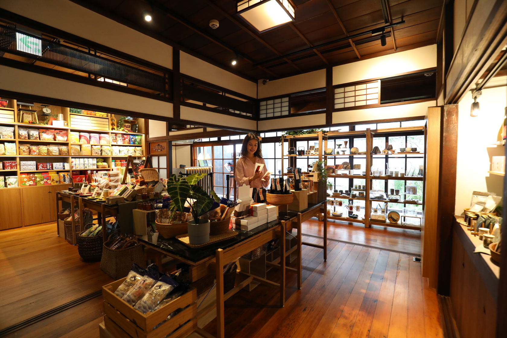 「全球唯一台灣山系概念店」選品品牌及產品數量十分驚人，且分門別類、清晰明瞭，此區為台灣生產的食品及器皿區。
