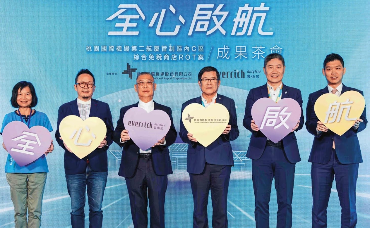（由左至右）桃園市政府觀光旅遊局主任秘書呂秀琴、中華文化總會秘書長李厚慶、昇恆昌免稅商店董事長江松樺、桃園國際機場股份有限公司董事長楊偉甫、桃園機場公司總經理范孝倫、昇恆昌免稅商店總經理江建廷。（昇恆昌免稅商店提供）