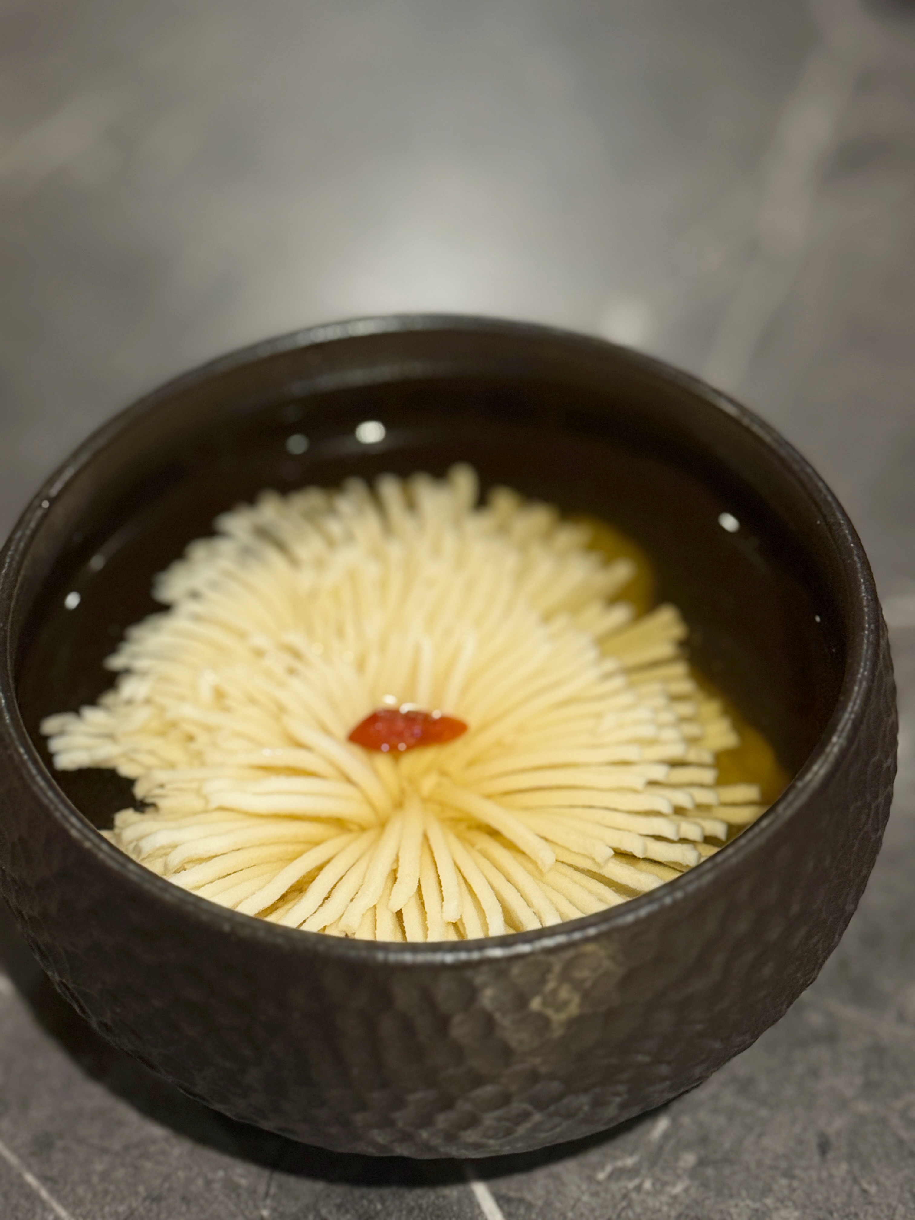 「手切菊花豆腐」考驗師傅刀工，桂花冬瓜湯底清甜回甘。
