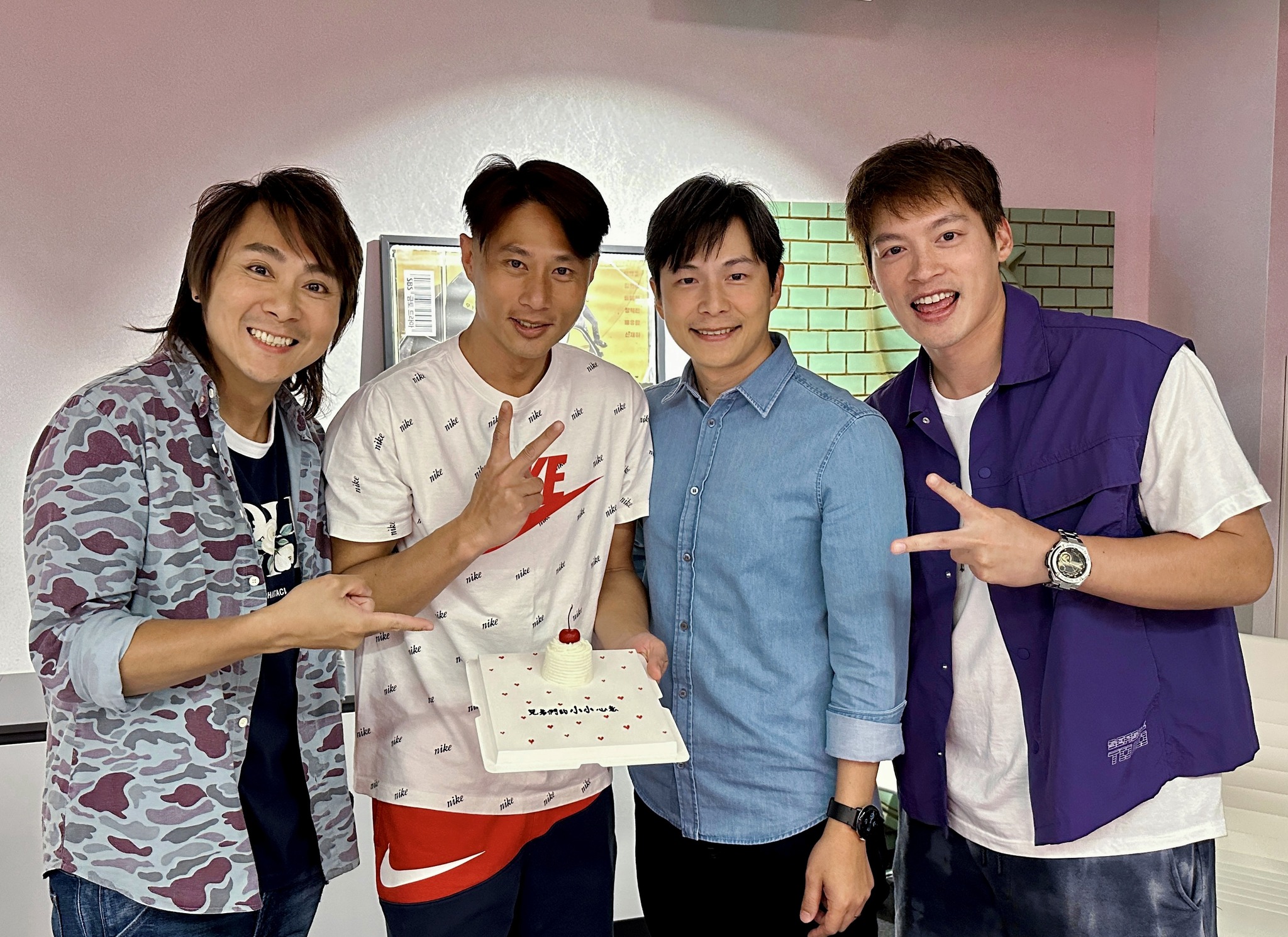 王仁甫、孫協志、許孟哲幫彭小刀慶生。(通達量能文体提供)