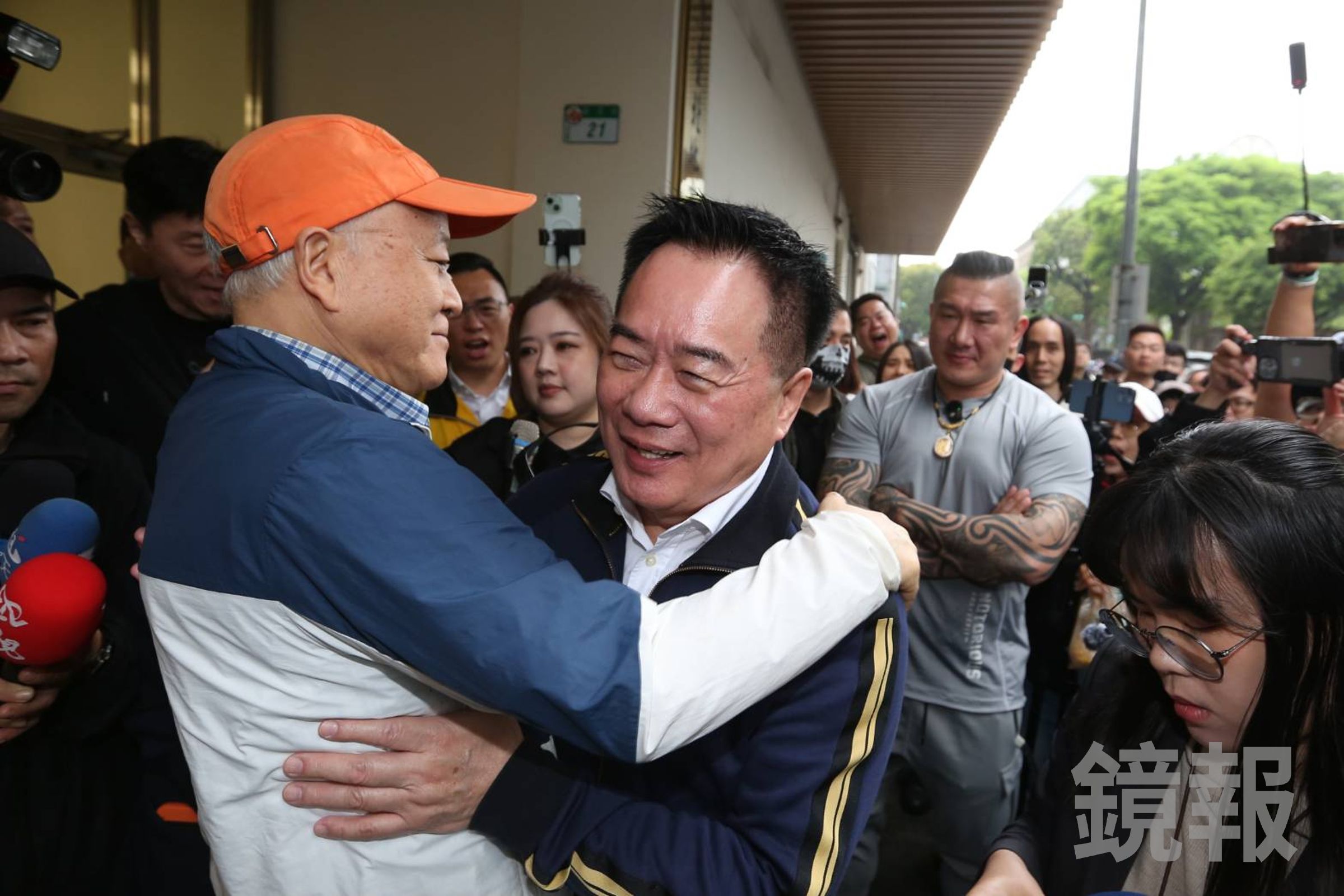蔡正元赴北檢報到，陳之漢與張啓楷等人均到場聲援。（鏡報姜永年）