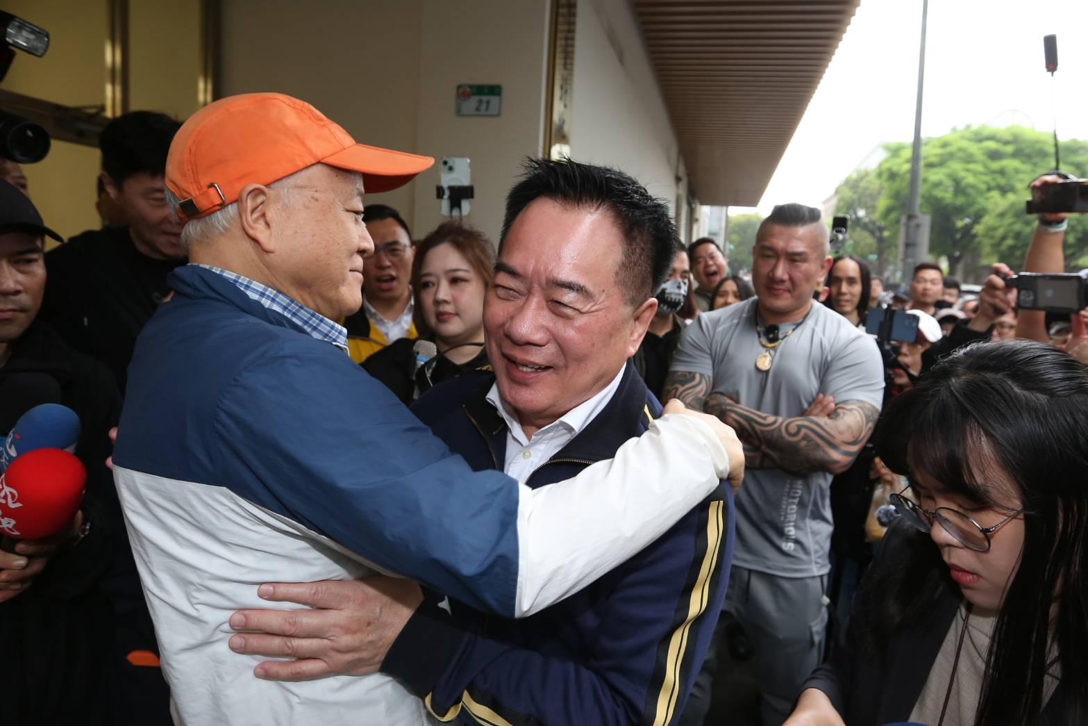 蔡正元赴北檢報到，陳之漢與張啓楷等人均到場聲援。（鏡報姜永年）