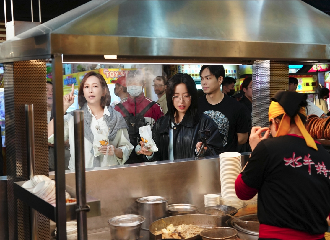 電商女王Mavis瑪菲司直播節目邀來韓國女團Apink隊長朴初瓏與金南珠。（菲娛樂文創提供）