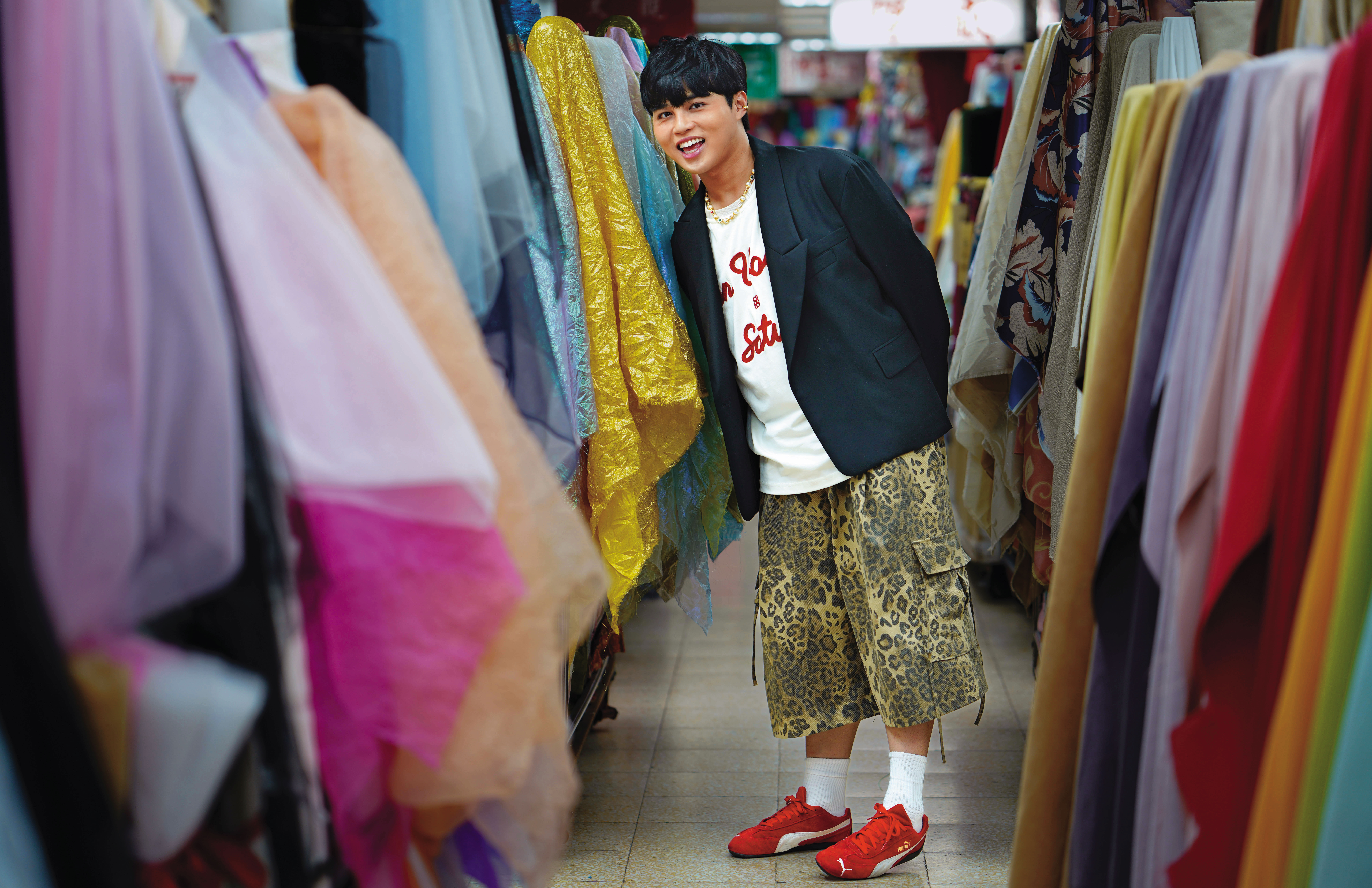 Cha Cha曾參加《決戰時裝伸展台》第16季比賽，該實境秀也是他的時裝設計啟蒙，大學時自學裁縫，就常到永樂布市買布。