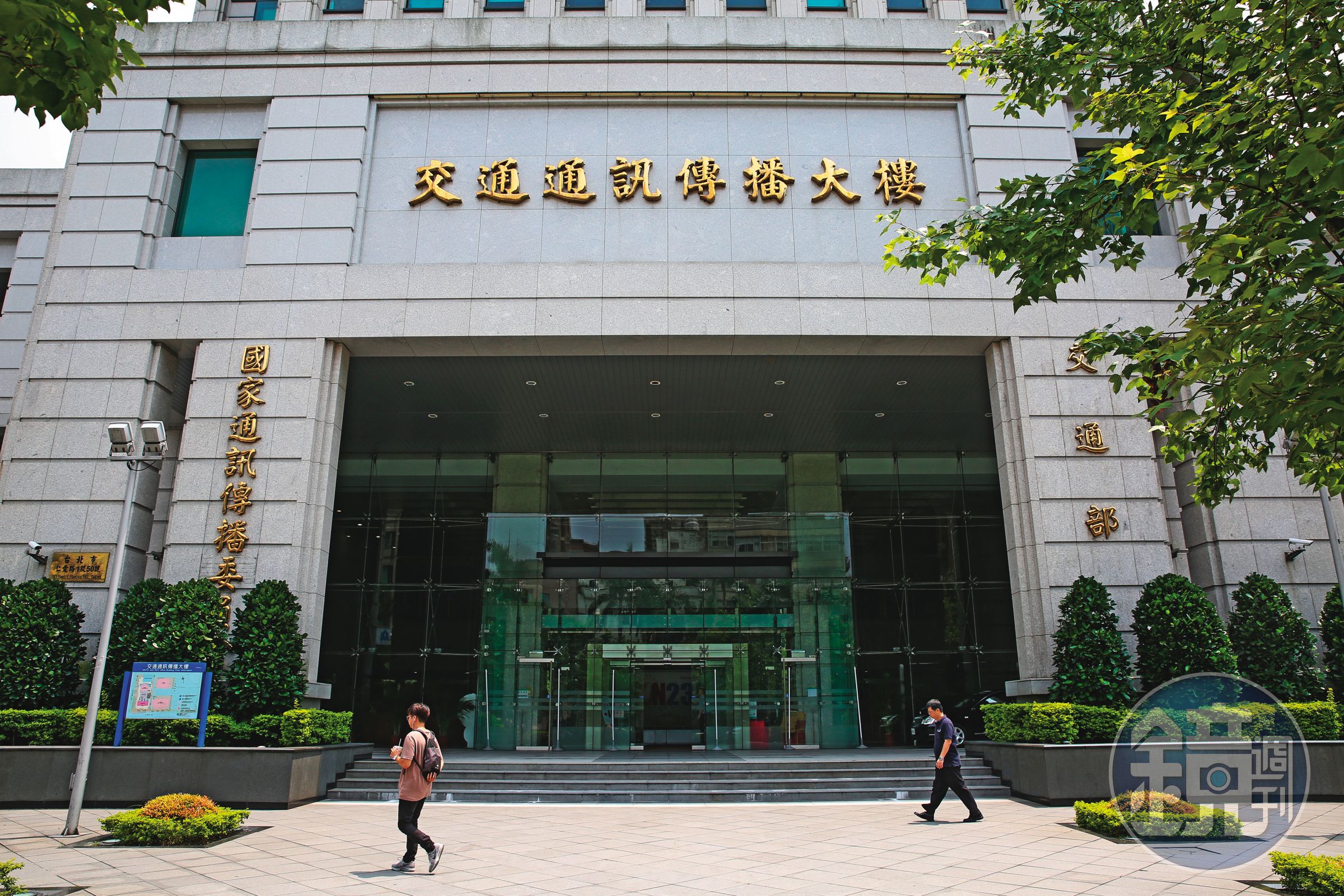 蕭祈宏利用常年在NCC任職的昔日人脈，居中替二五電信疏通與NCC及中華電信關係，形同門神。