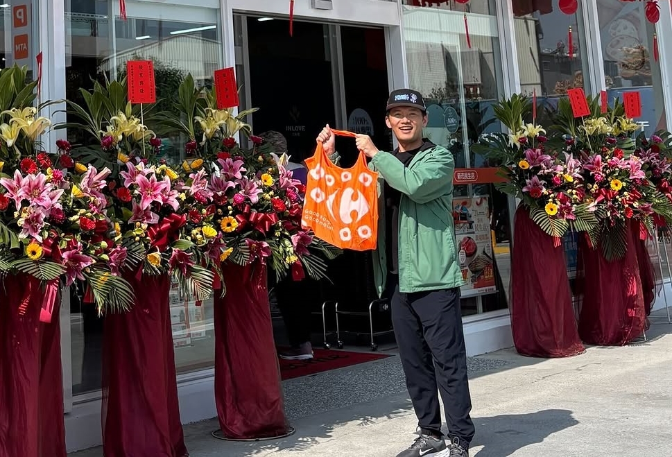 台南Josh昨天在IG曬出與家樂福超市的業配文，引起許多網友跑來留言。（翻攝自台南Josh IG）