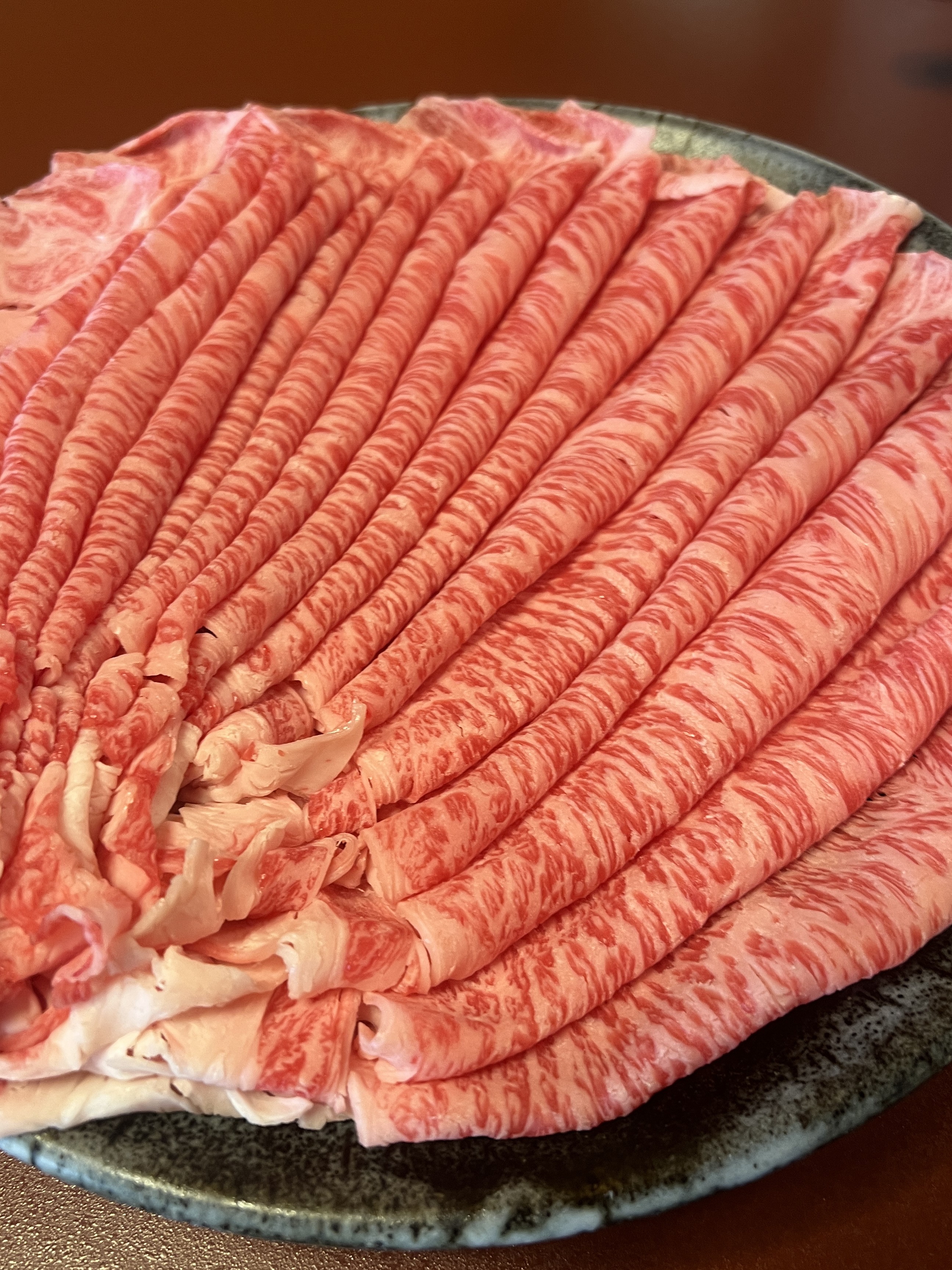 涮涮鍋午間套餐的主菜,可選米沢牛里肌肉。(16,800日圓/人,約NT$3,448)