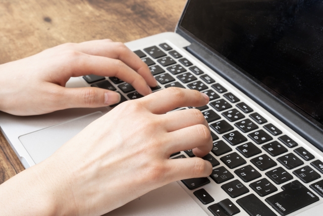 網友表示在工作若遇到同事擺爛等情況，豎線字丨可以低調罵人。（示意圖，photoAC）