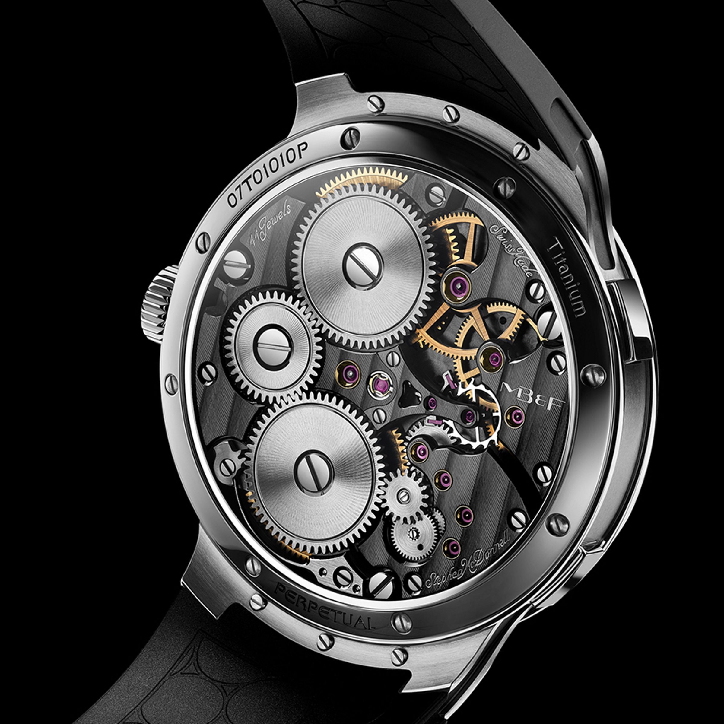 MB&F Legacy Machine Perpetual EVO從2015年首度問世發展至今，搭載獨家研發的專利機芯，創新的萬年曆機制也讓它得以改善傳統萬年曆在辨識大小月時，可能產生的日期跳轉誤差。