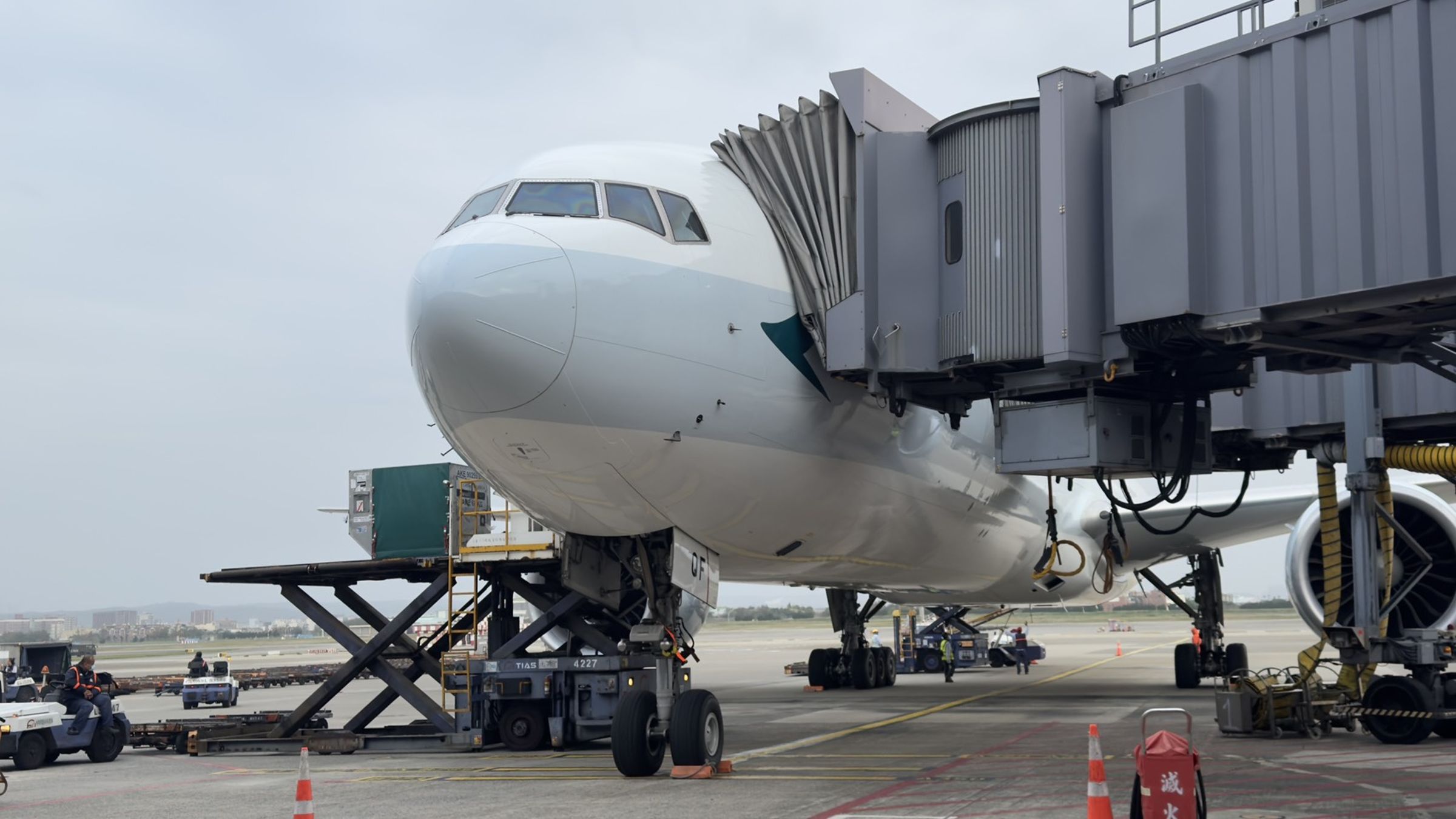 國泰航空今早航班因發動機壓力不,緊急返航降落。(翻攝自Cathay Pacific臉書)