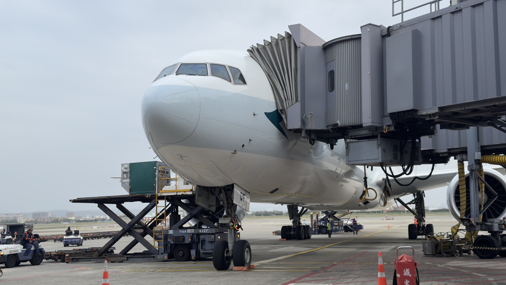 國泰航空今早航班因發動機壓力不，緊急返航降落。（翻攝自Cathay Pacific臉書）