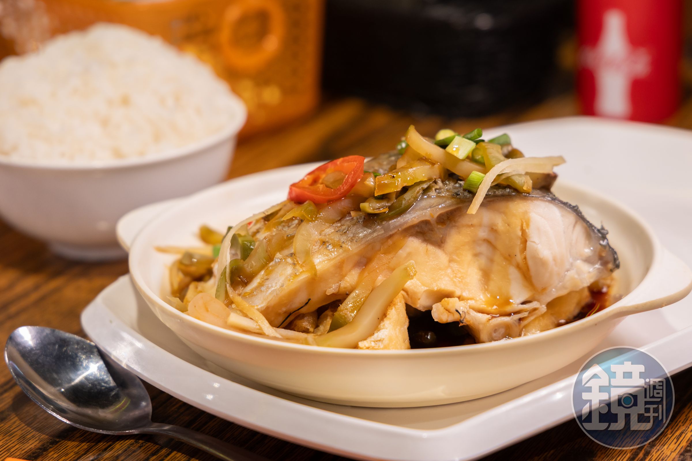 「榨菜豆卜蒸鯇魚」的魚肉細嫩滑口，醬汁與榨菜非常下飯，入口鹹中帶鮮。（港幣64元／份，約NT$241）