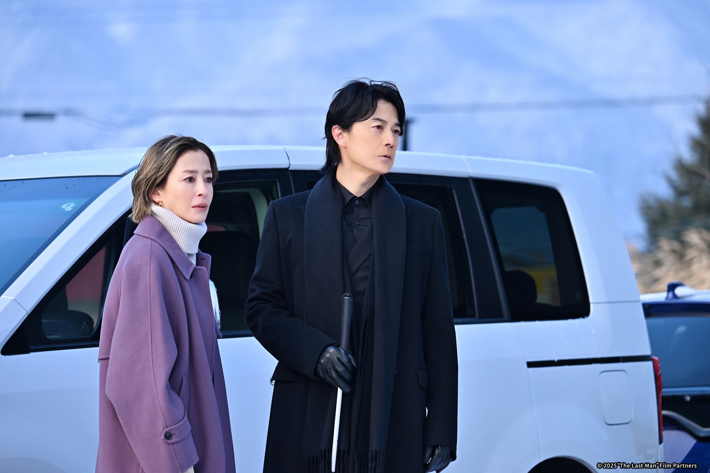 福山雅治(右)主演的《Last Man -全盲搜查官-》推出電影版,宮澤理惠(左)驚喜演出。(可樂電影提供)