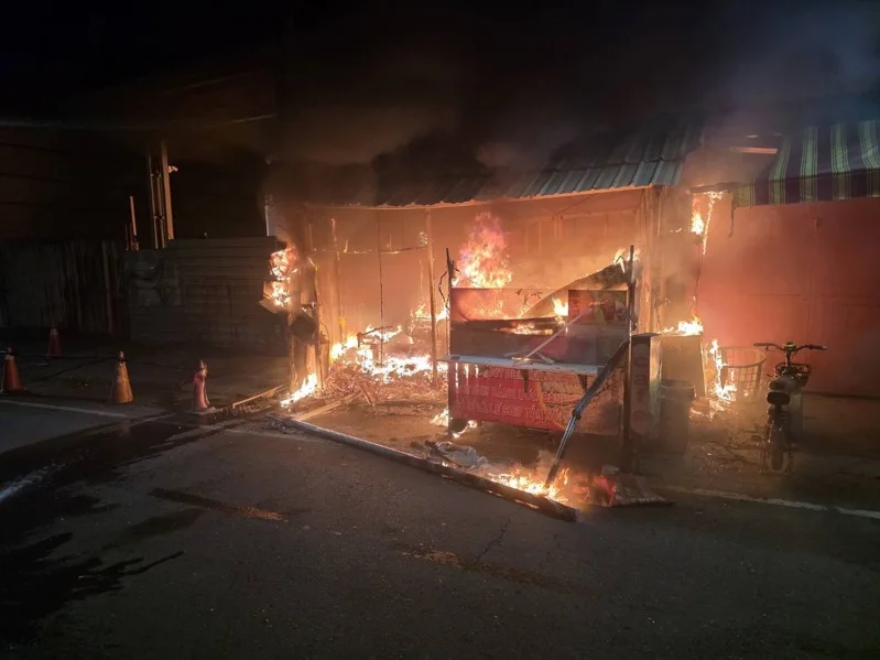 高雄市大寮區大明街今（17日）凌晨發生火警，一處鐵皮屋及屋前越南小吃攤位遭大火吞噬，3人受困，1人嗆傷送醫。（翻攝畫面）