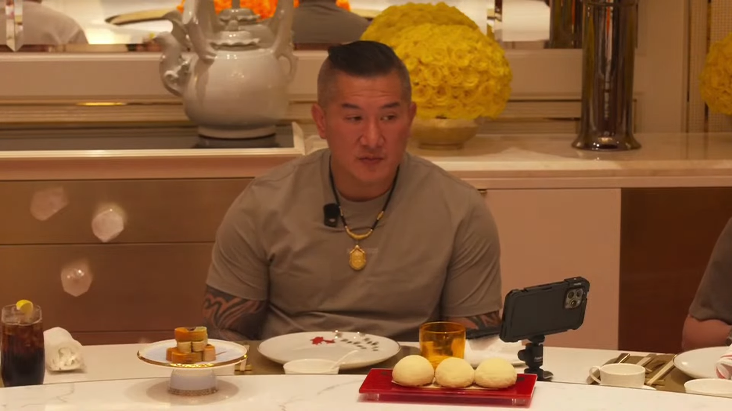館長感嘆自己在中國大陸辦不了抖音等帳號,劉樂妍近日揭曉關鍵。(翻攝自 館長惡名昭彰直播)