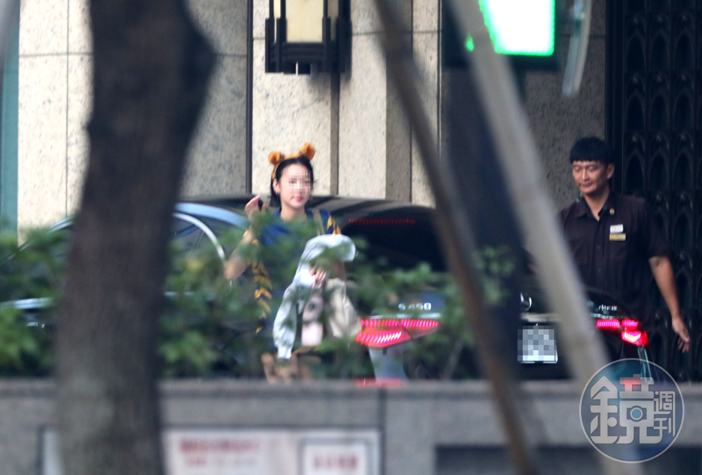 郭台銘與曾馨瑩的女兒妞妞（左）疑似發現鏡頭拍攝，大方揮手致意。