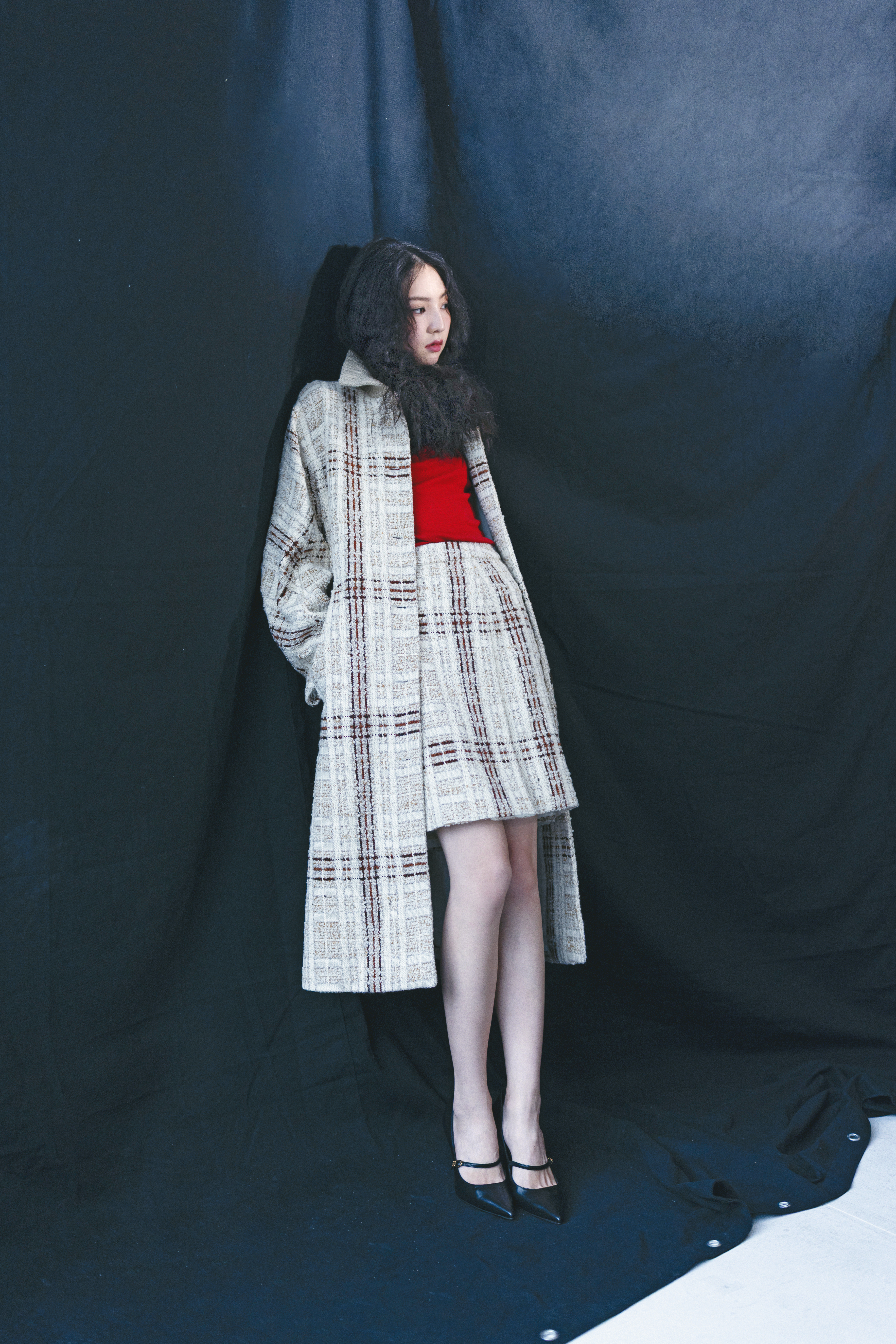 Syd羊毛外套 價格店洽 by Loro Piana；紅色高領衣 NT$30,000 by CELINE；Stefanie羊毛半截裙 NT$98,000 by Loro Piana；Judy繫帶高跟鞋 NT$36,500 by CELINE