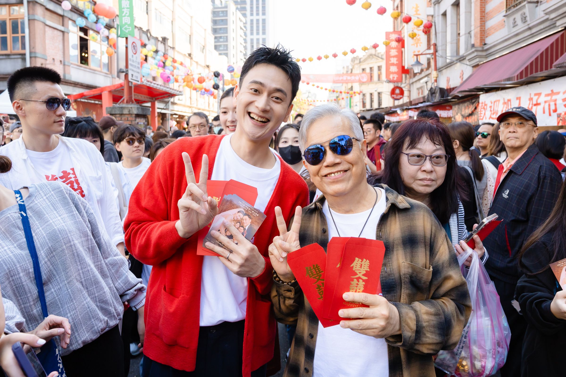 港星田啟文是第一次參與掃街活動，大感興奮有趣。（水花電影提供）